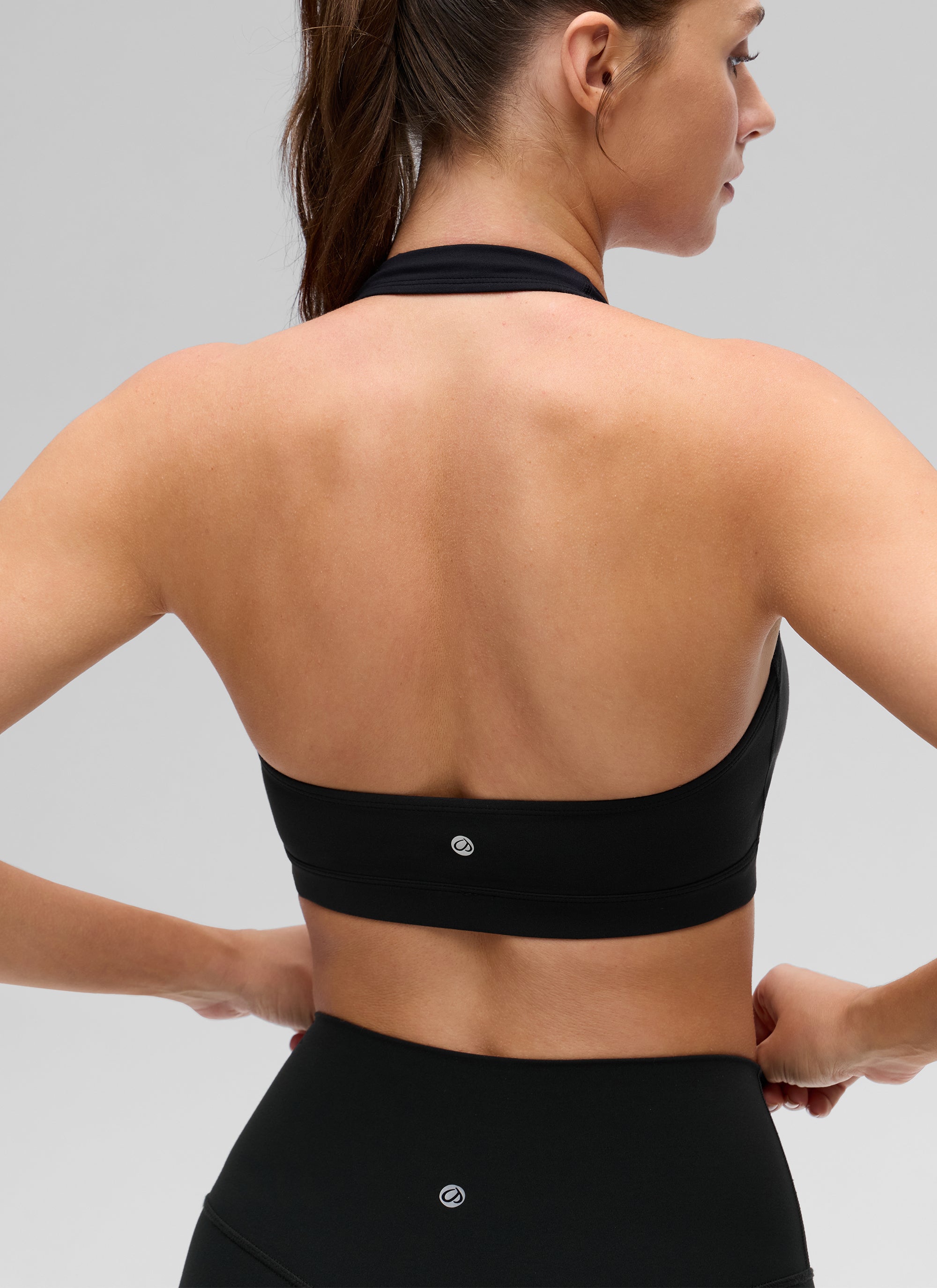 CRZ YOGA Pambabaeng Yoga Scoop Neck Padded Open Back Sports Bras Itim