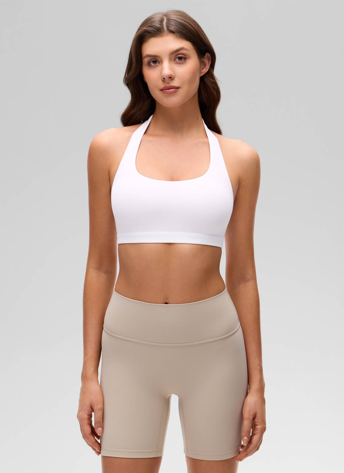 CRZ YOGA Pambabaeng Yoga Scoop Neck Padded Open Back Sports Bras Puti