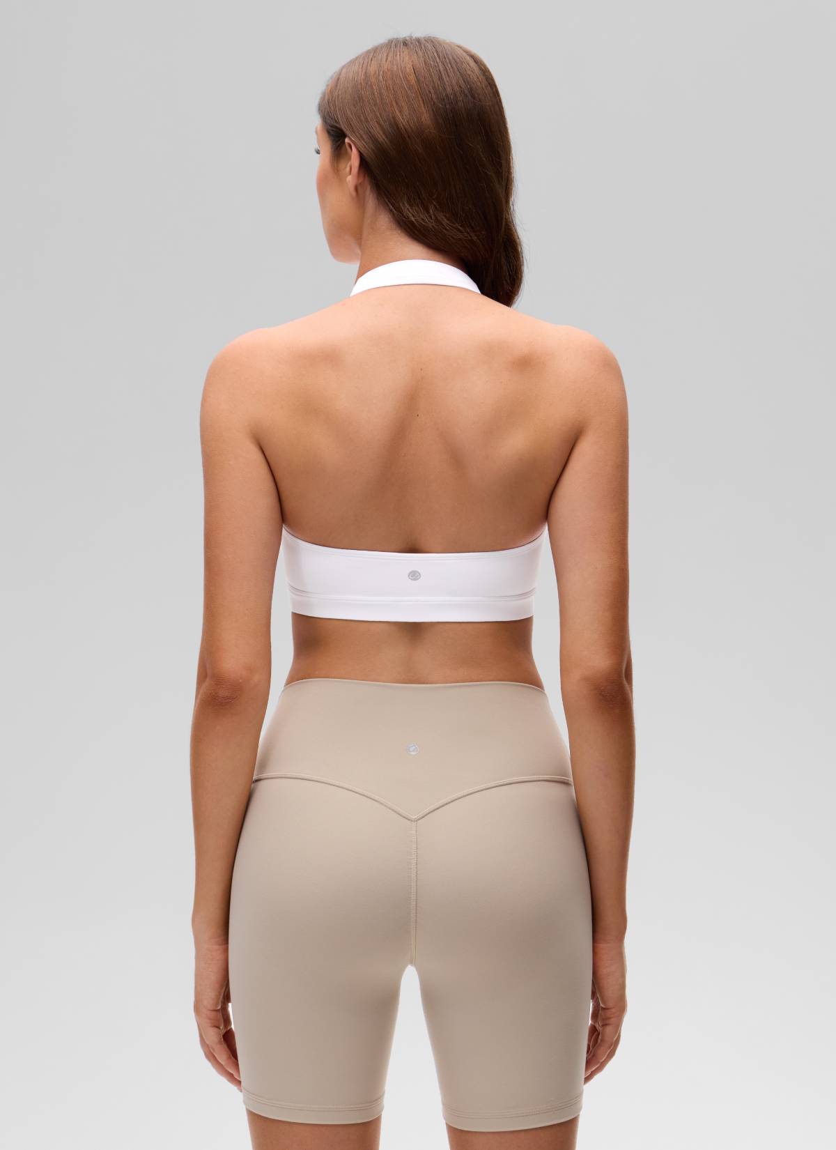 CRZ YOGA Pambabaeng Yoga Scoop Neck Padded Open Back Sports Bras Puti