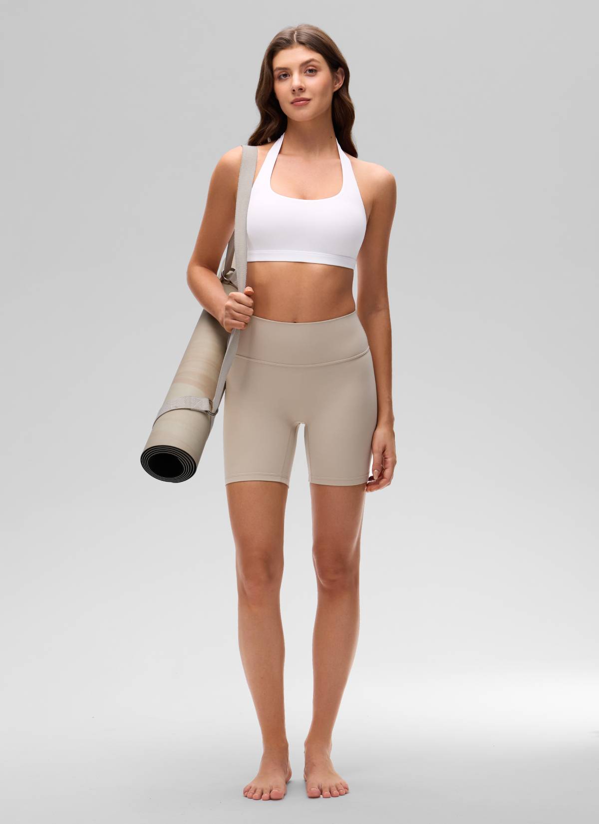 CRZ YOGA Pambabaeng Yoga Scoop Neck Padded Open Back Sports Bras Puti