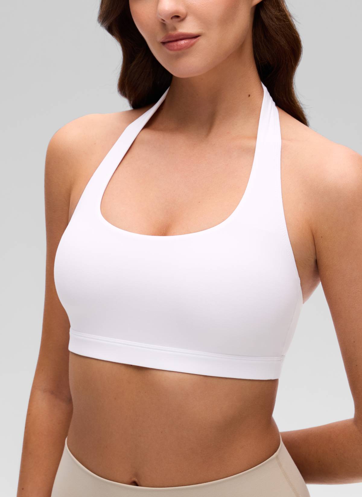 CRZ YOGA Pambabaeng Yoga Scoop Neck Padded Open Back Sports Bras Puti