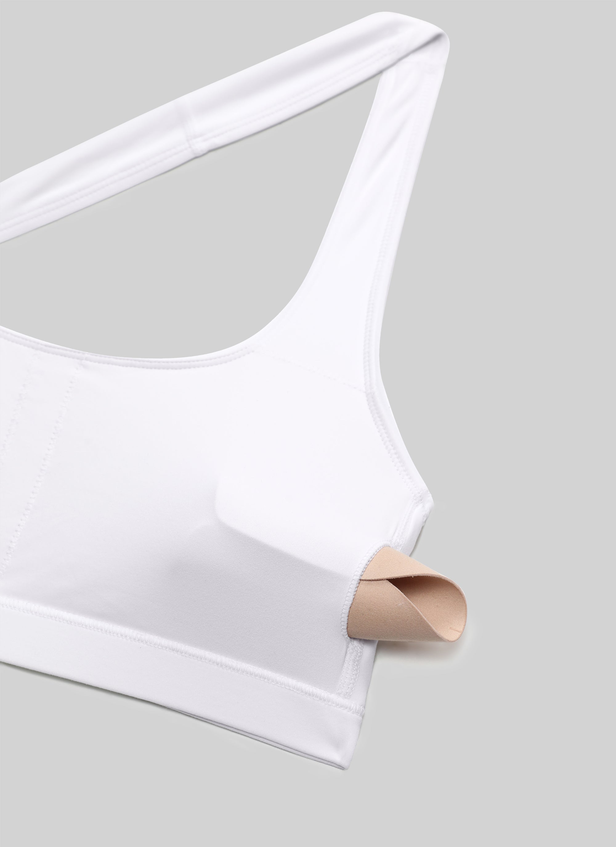 CRZ YOGA Pambabaeng Yoga Scoop Neck Padded Open Back Sports Bras Puti