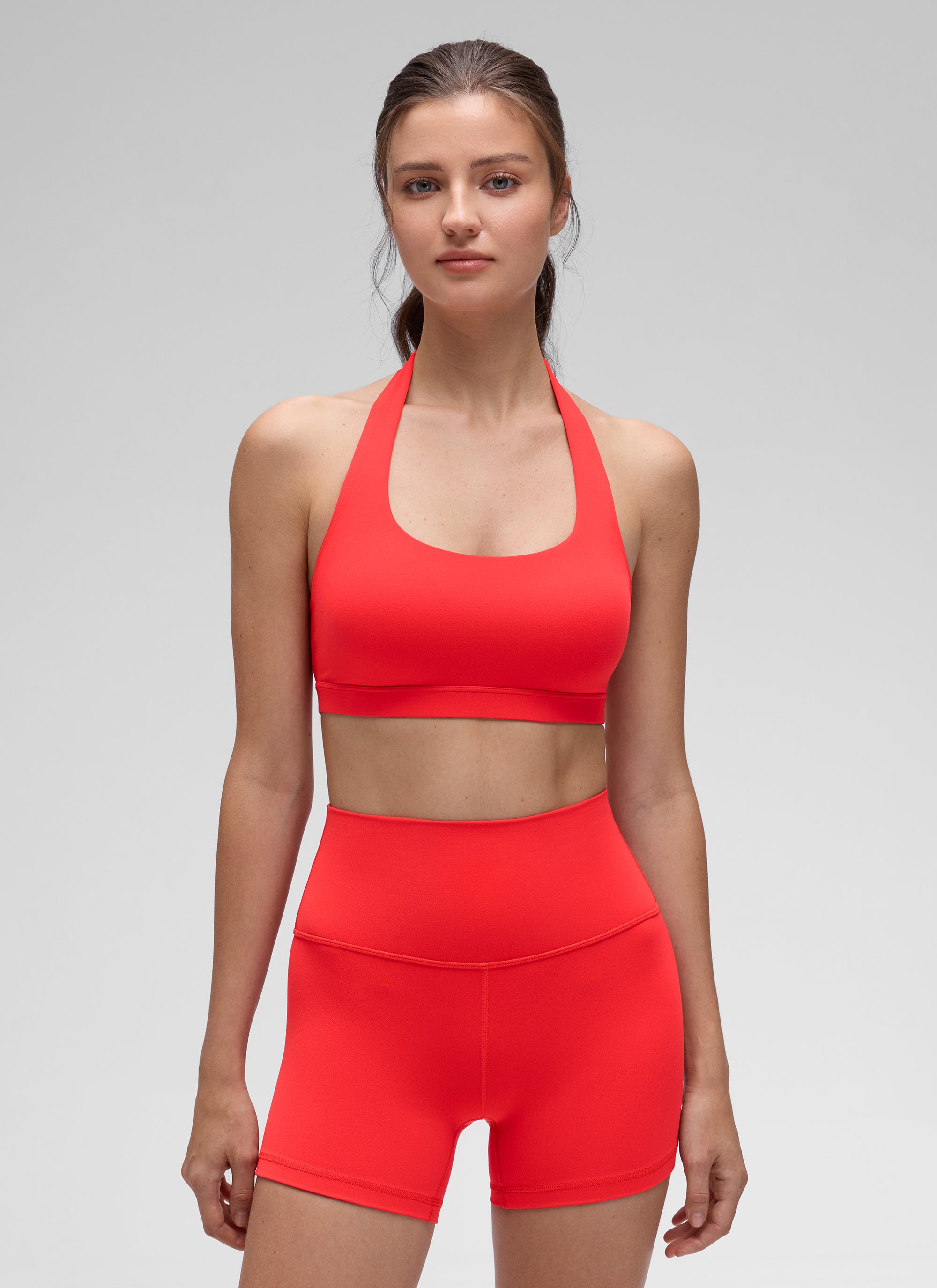 CRZ YOGA Pambabaeng Yoga Scoop Neck Padded Open Back Sports Bras Madilim na Pula
