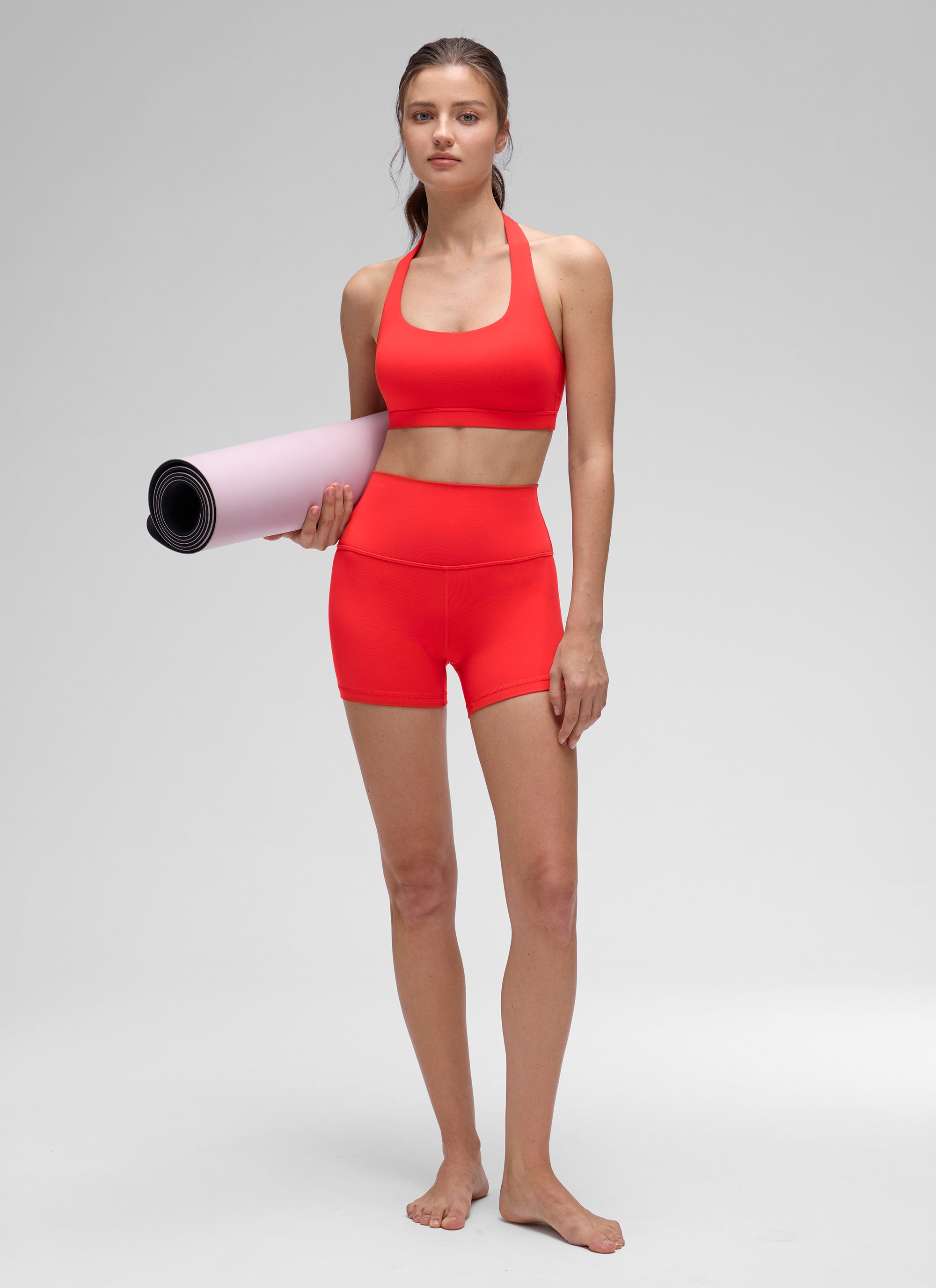 CRZ YOGA Pambabaeng Yoga Scoop Neck Padded Open Back Sports Bras Madilim na Pula