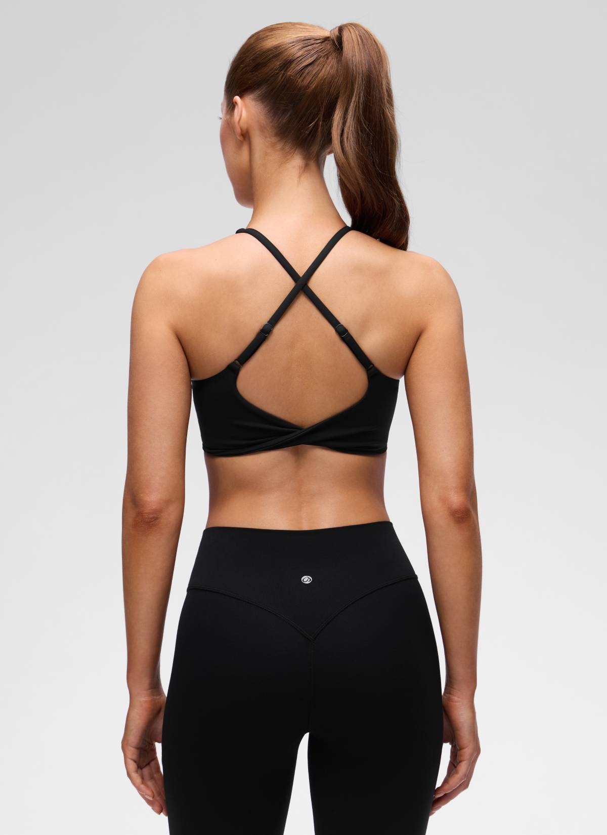 CRZ YOGA Pambabae Butterluxe Yoga V Neck Twist Cross Back Sports Bra Itim