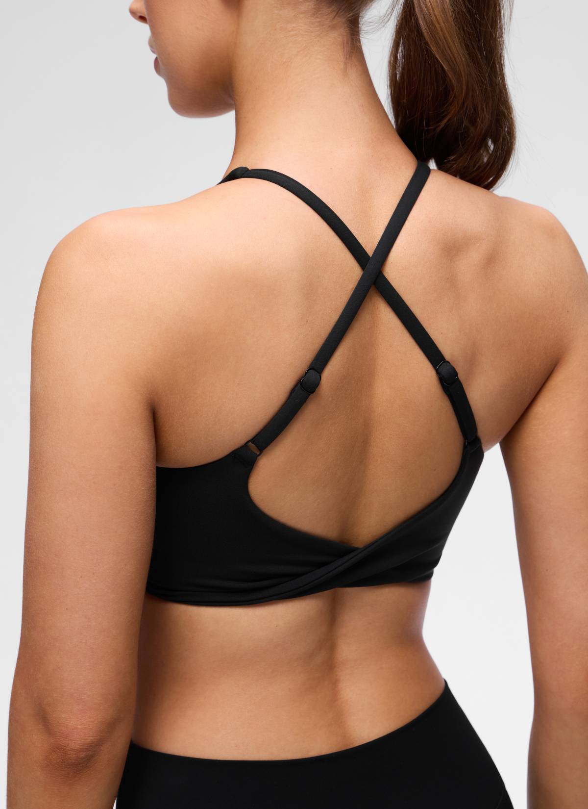 CRZ YOGA Pambabae Butterluxe Yoga V Neck Twist Cross Back Sports Bra Itim