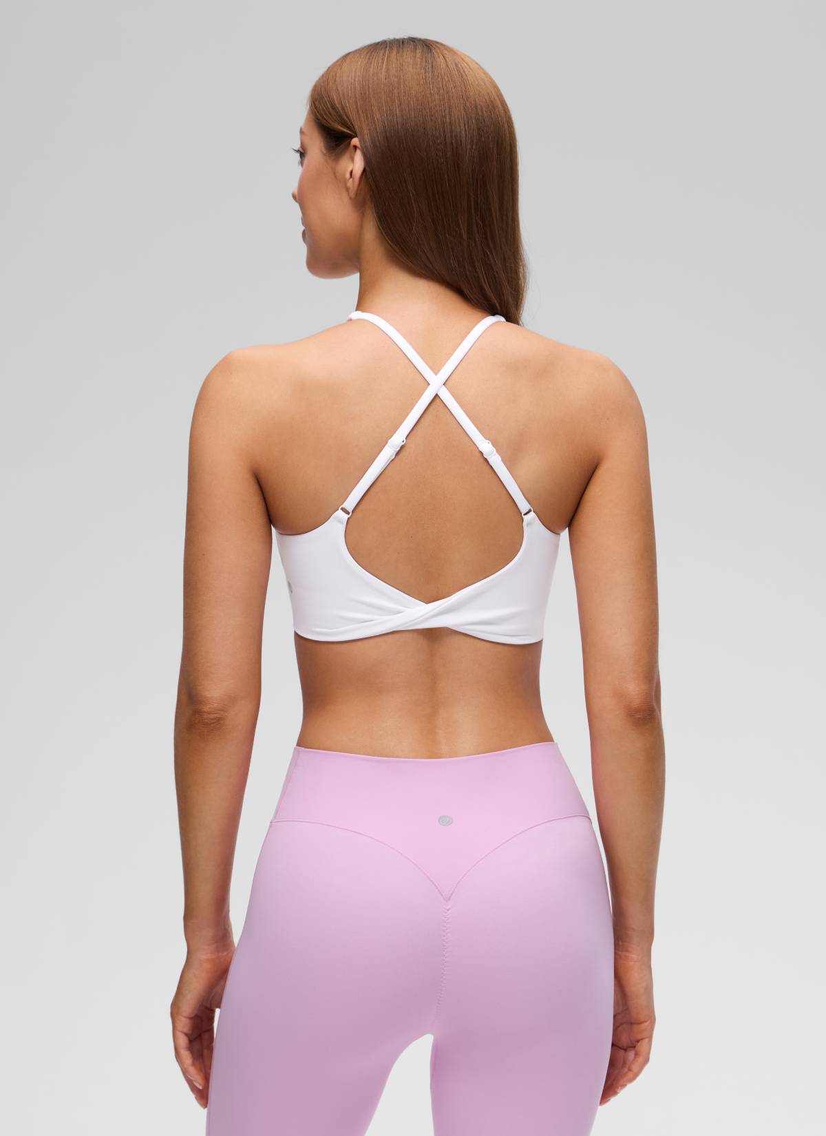 CRZ YOGA Pambabae Butterluxe Yoga V Neck Twist Cross Back Sports Bra Puti