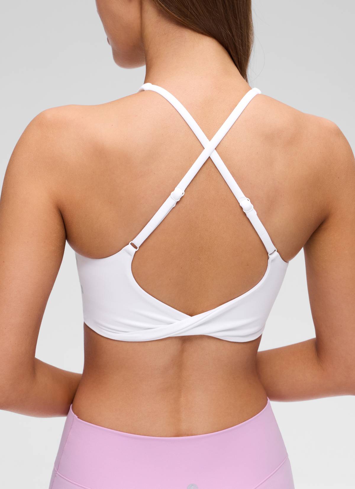CRZ YOGA Pambabae Butterluxe Yoga V Neck Twist Cross Back Sports Bra Puti