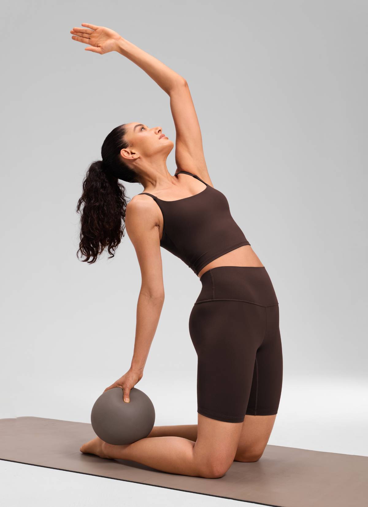 CRZ YOGA Mataas na Lugar ng Yoga para sa Kababaihan Butterluxe Mahabang Biker Shorts 8'' Hot Fudge Brown