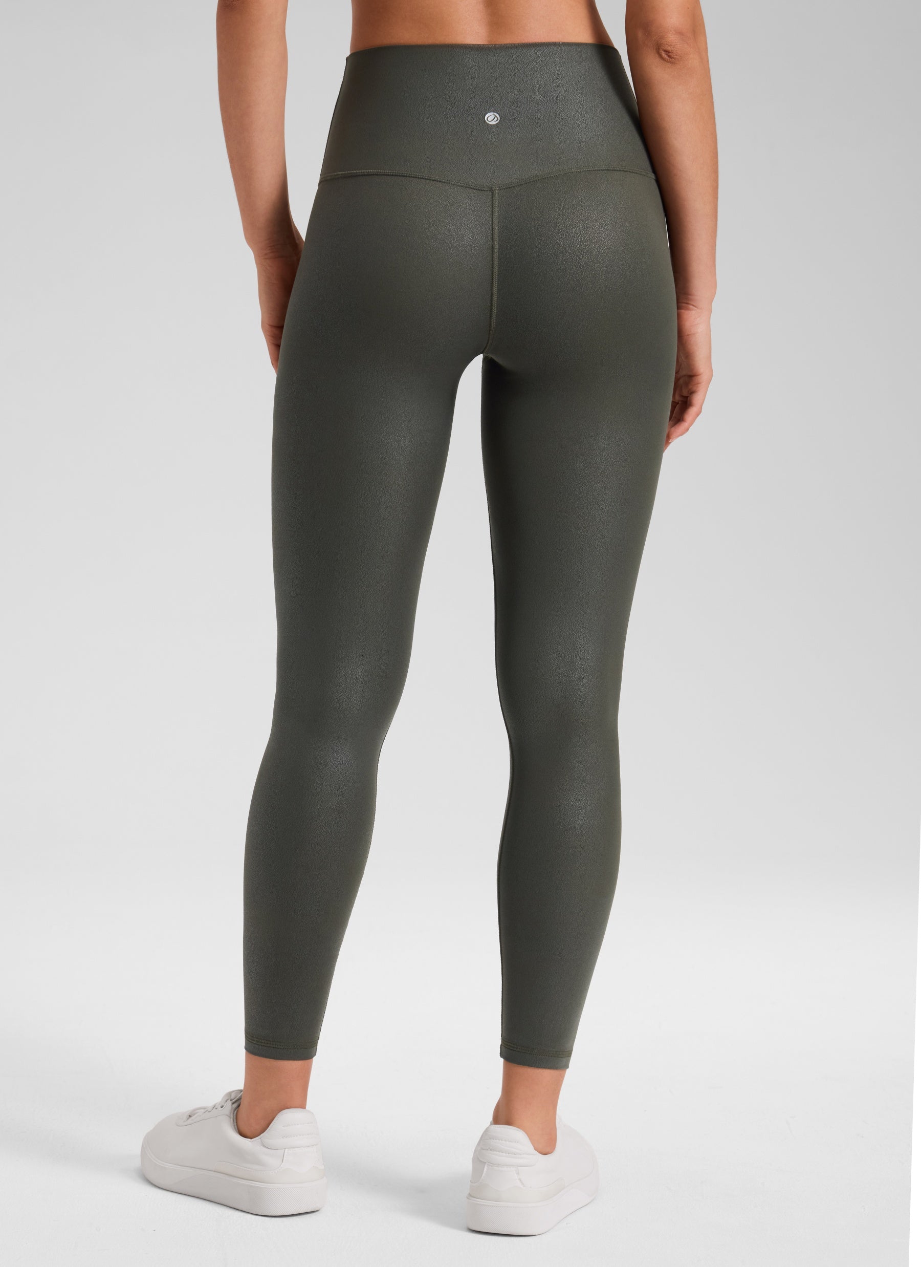 CRZ YOGA Babae Butterluxe Matte na Pekeng Leather na Leggings na 25'' Disenyo ng Foil na Olive Green
