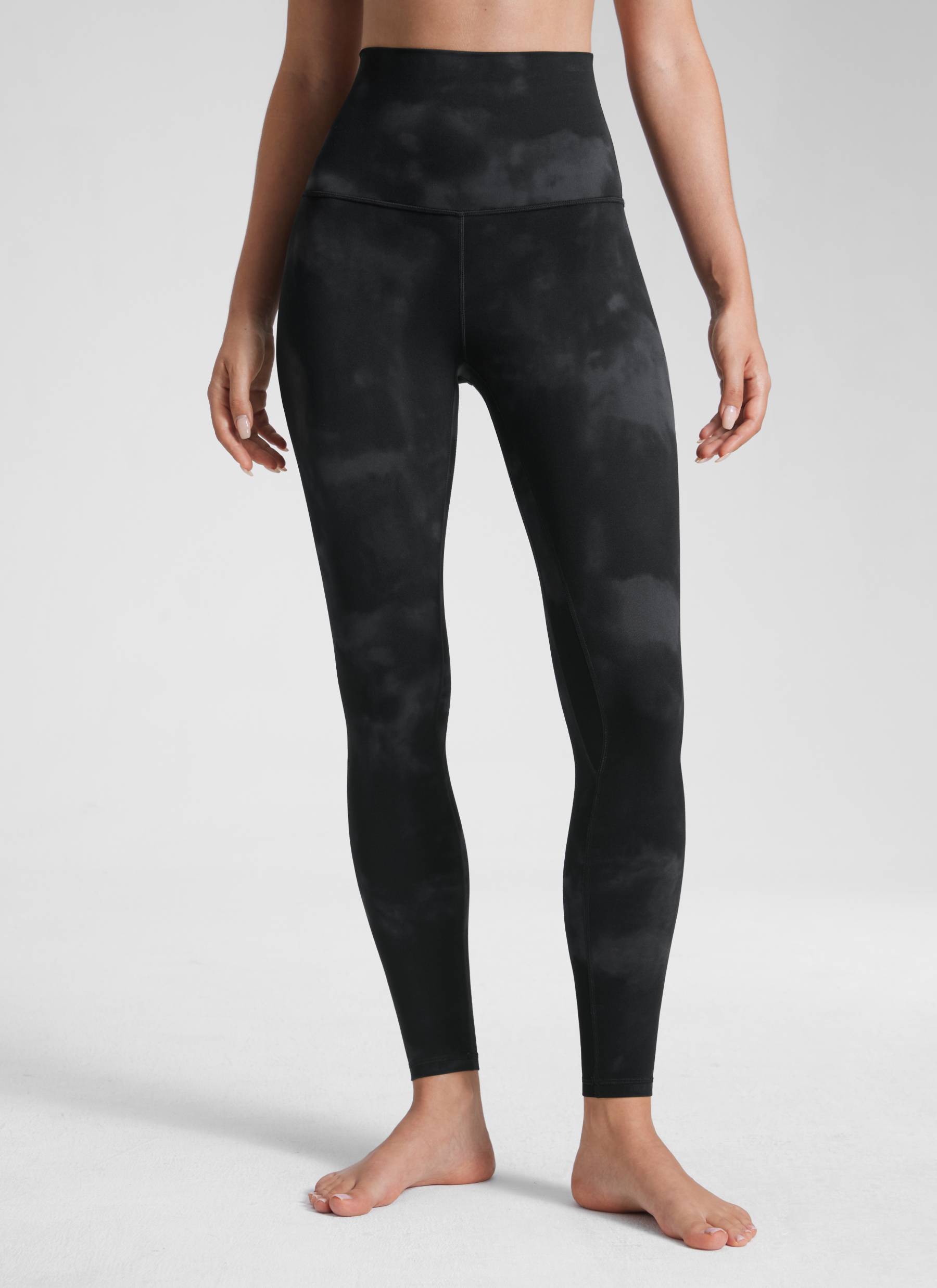 CRZ YOGA Pambabaeng Yoga Super High Waist Butterluxe Yoga Leggings 28'' Itim na Tie Dye na Bulaklak
