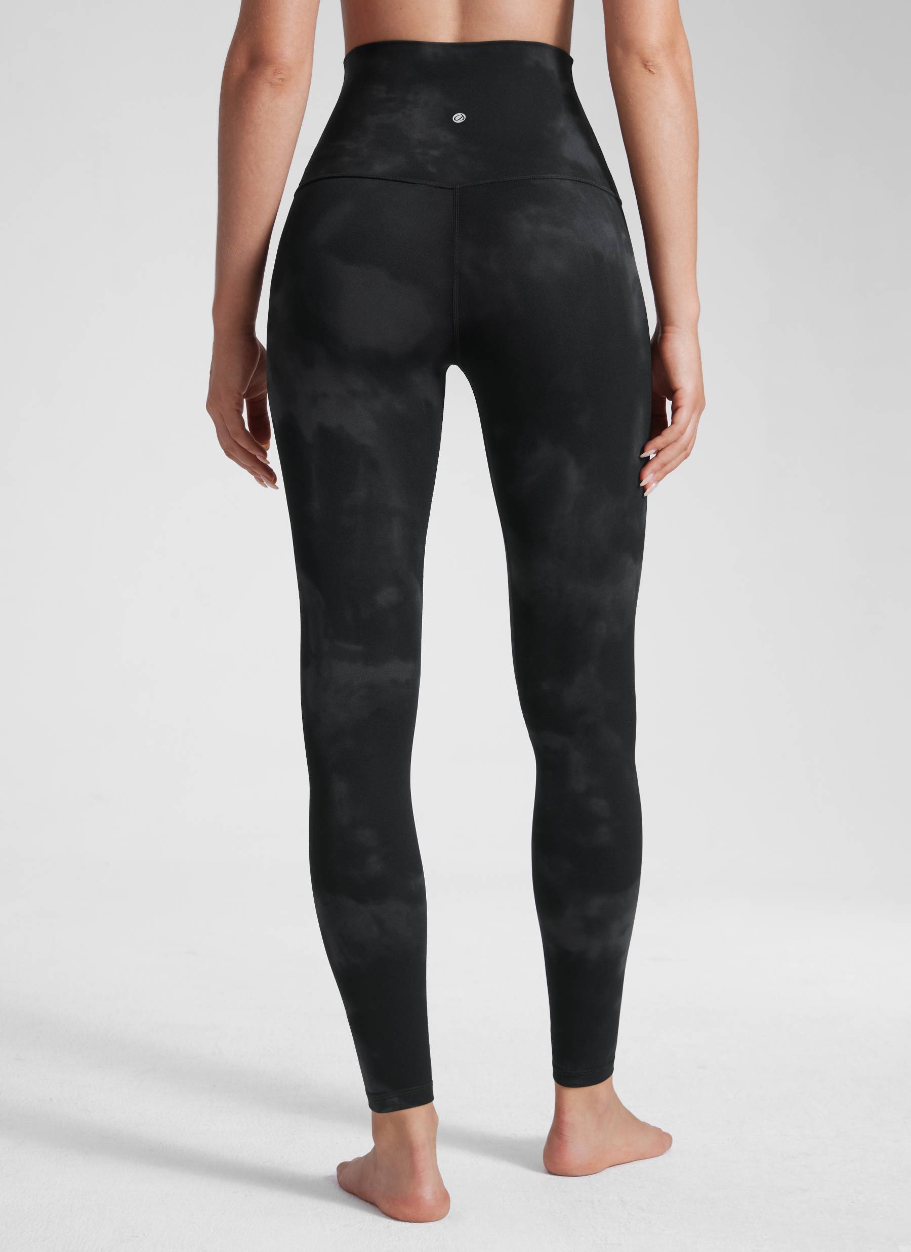 CRZ YOGA Pambabaeng Yoga Super High Waist Butterluxe Yoga Leggings 28'' Itim na Tie Dye na Bulaklak