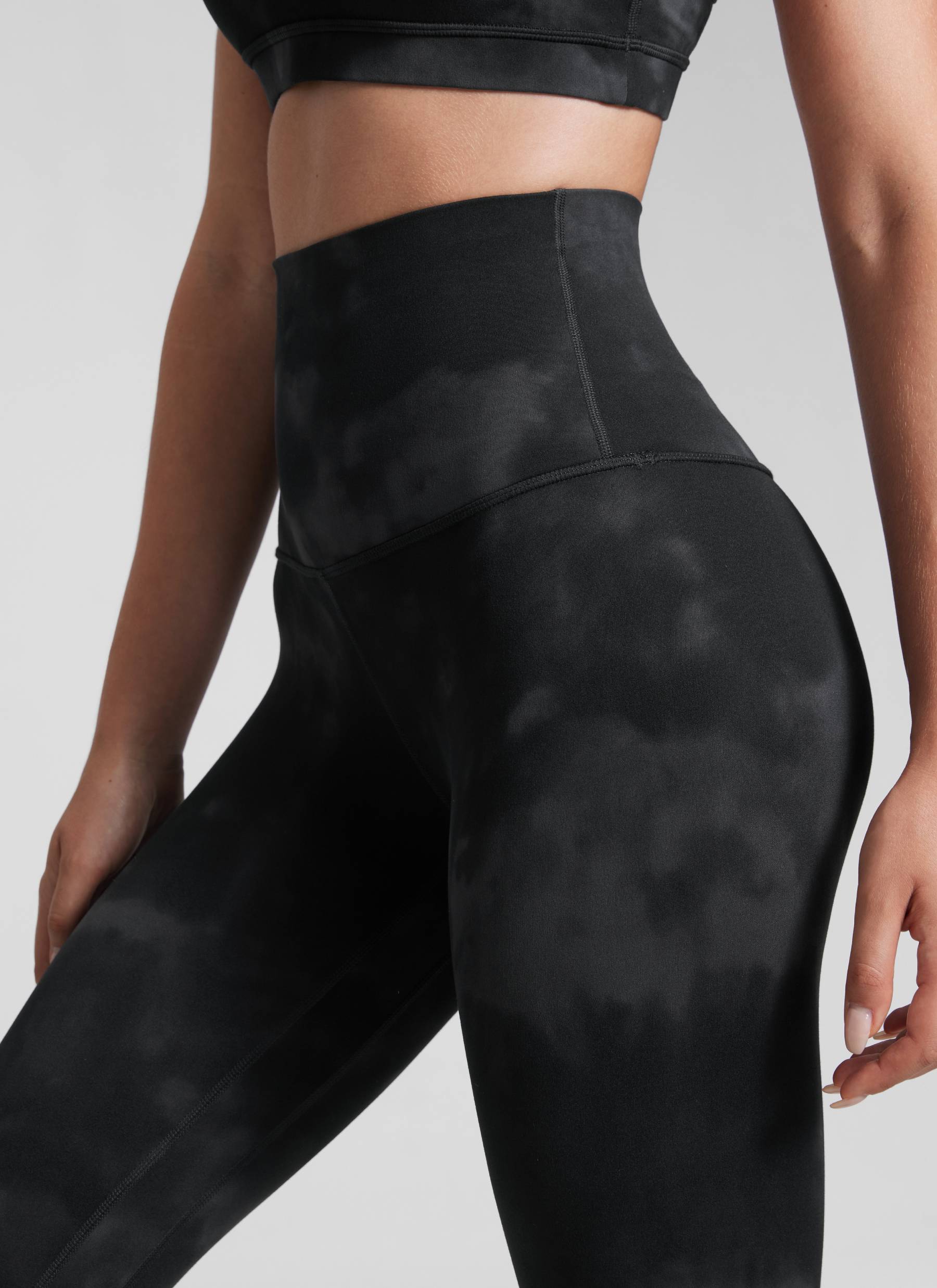CRZ YOGA Pambabaeng Yoga Super High Waist Butterluxe Yoga Leggings 28'' Itim na Tie Dye na Bulaklak