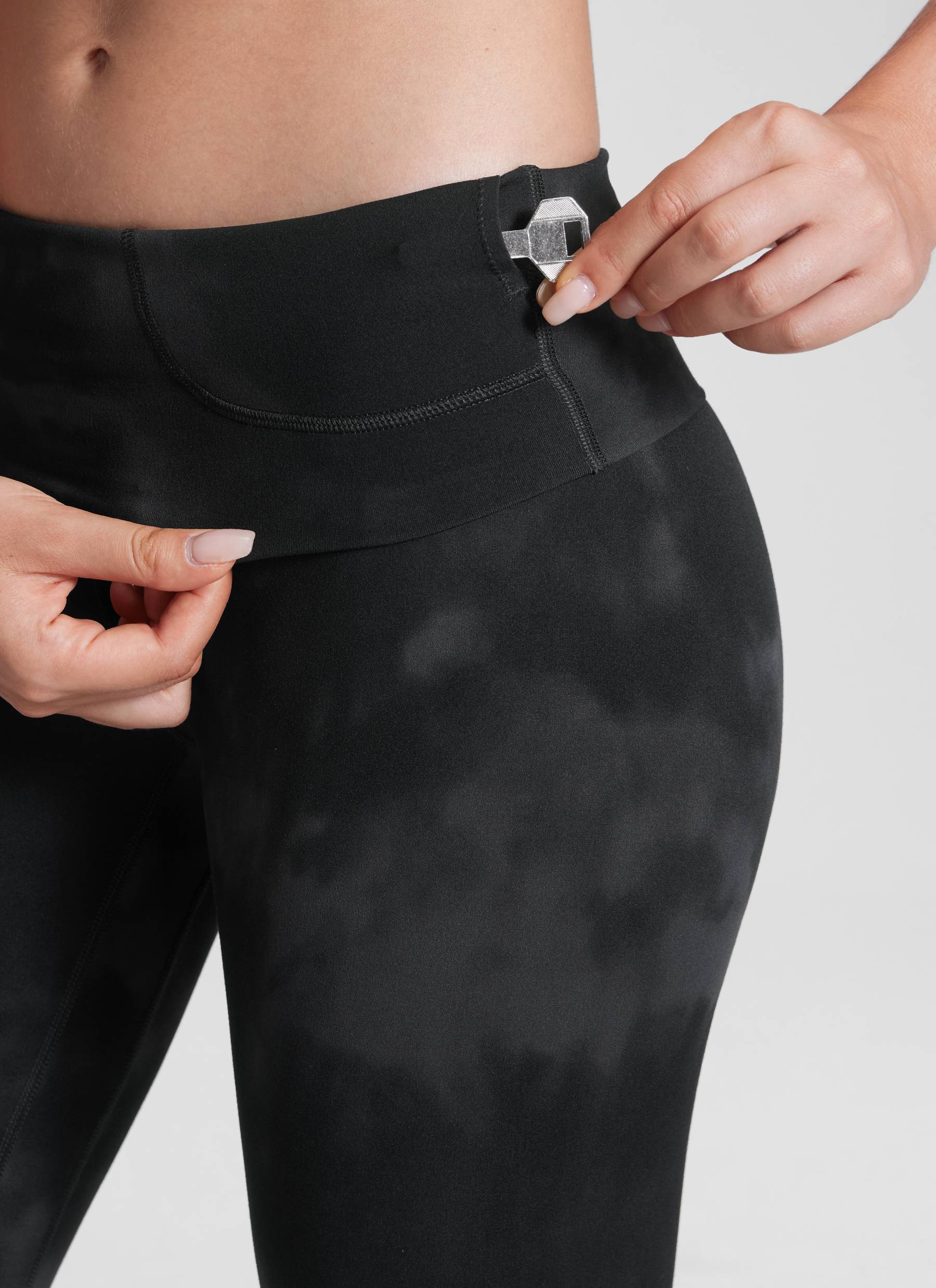 CRZ YOGA Pambabaeng Yoga Super High Waist Butterluxe Yoga Leggings 28'' Itim na Tie Dye na Bulaklak