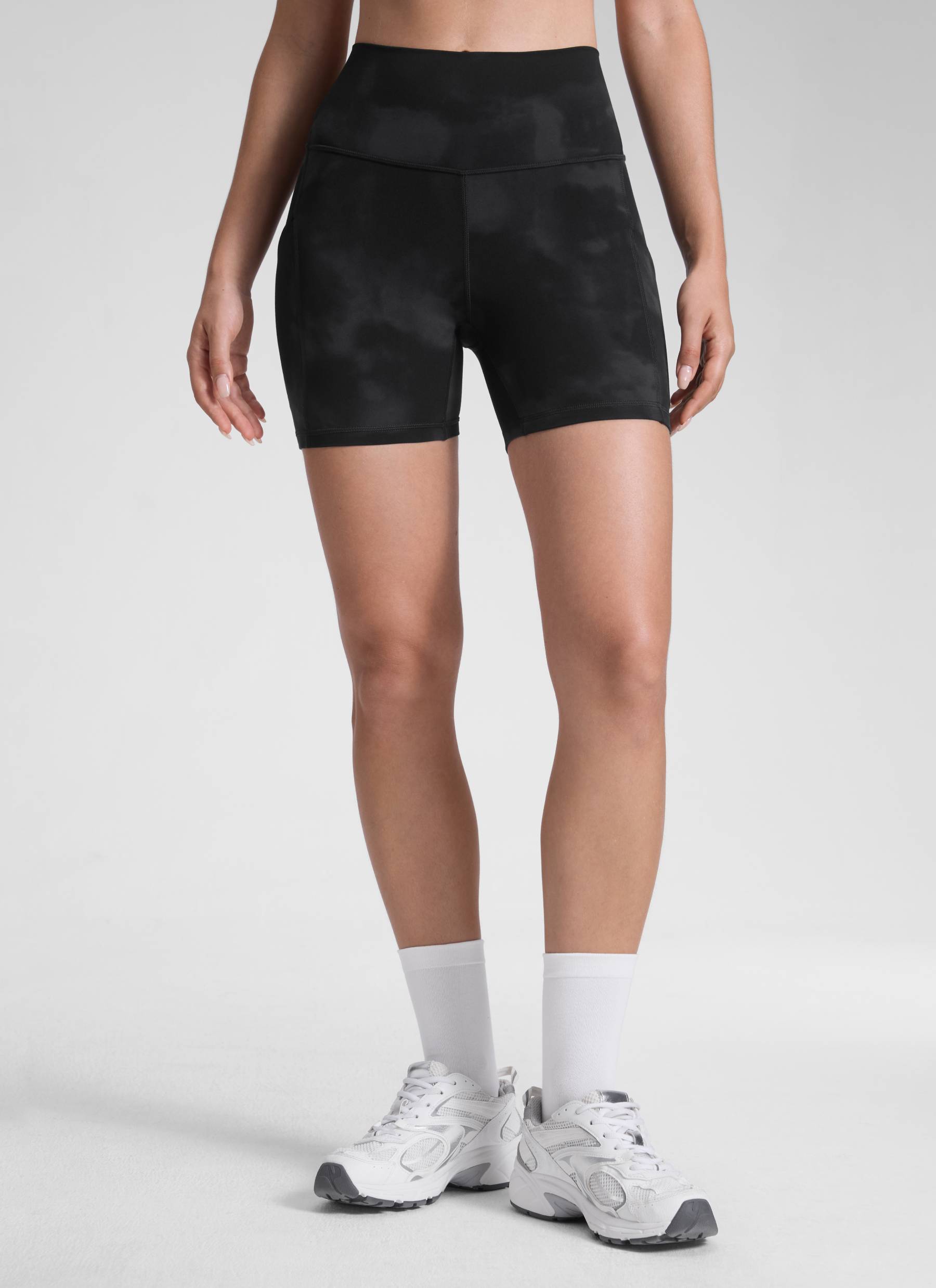 CRZ YOGA Pambabaeng Yoga High Rise Biker Butterluxe Shorts na may Bulsa na 5'' Itim na Tie Dye na Bulaklak