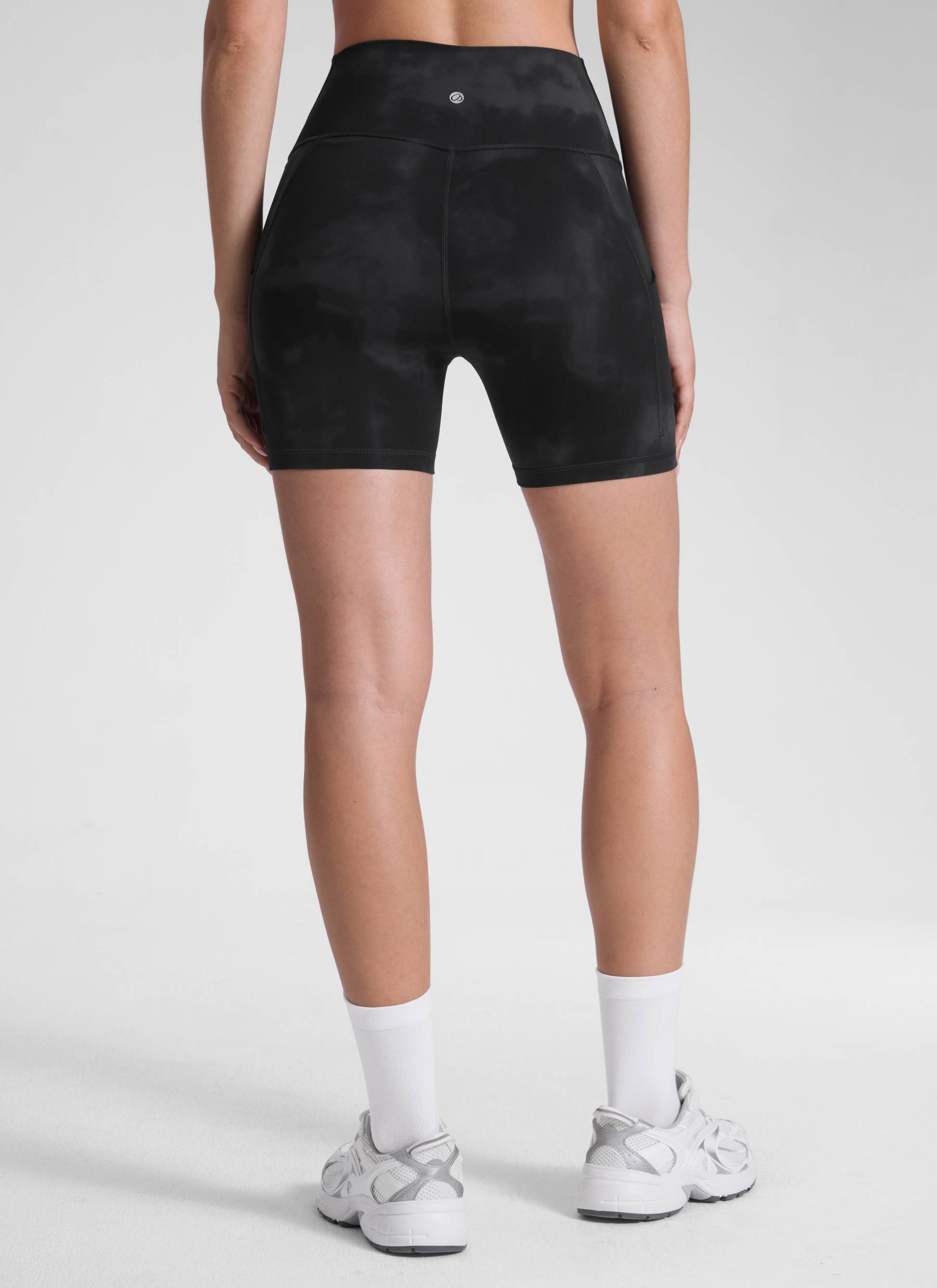 CRZ YOGA Pambabaeng Yoga High Rise Biker Butterluxe Shorts na may Bulsa na 5'' Itim na Tie Dye na Bulaklak