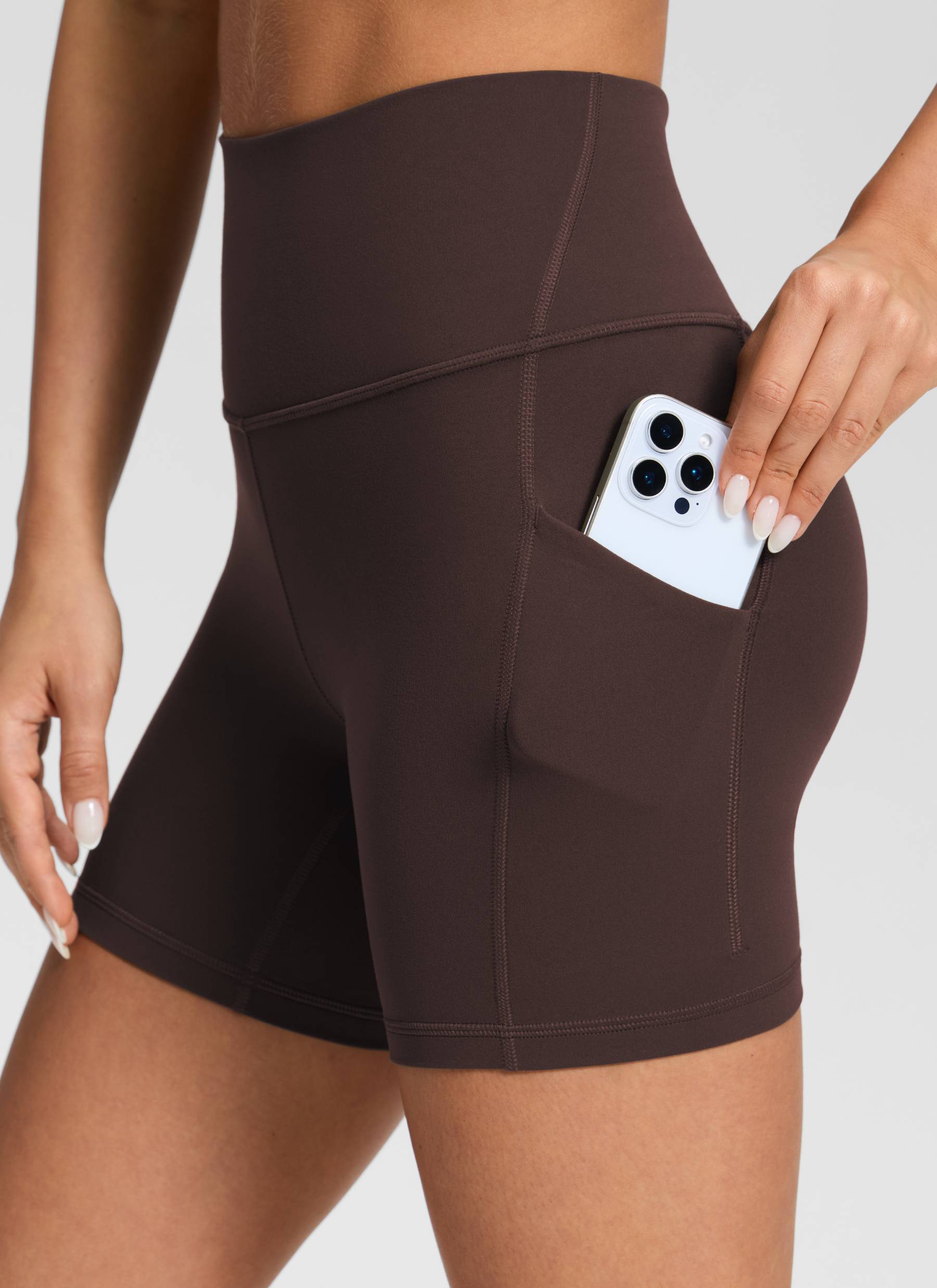 CRZ YOGA Pambabaeng Yoga High Rise Biker Butterluxe Shorts na may Bulsa na 5'' Hot Fudge Brown