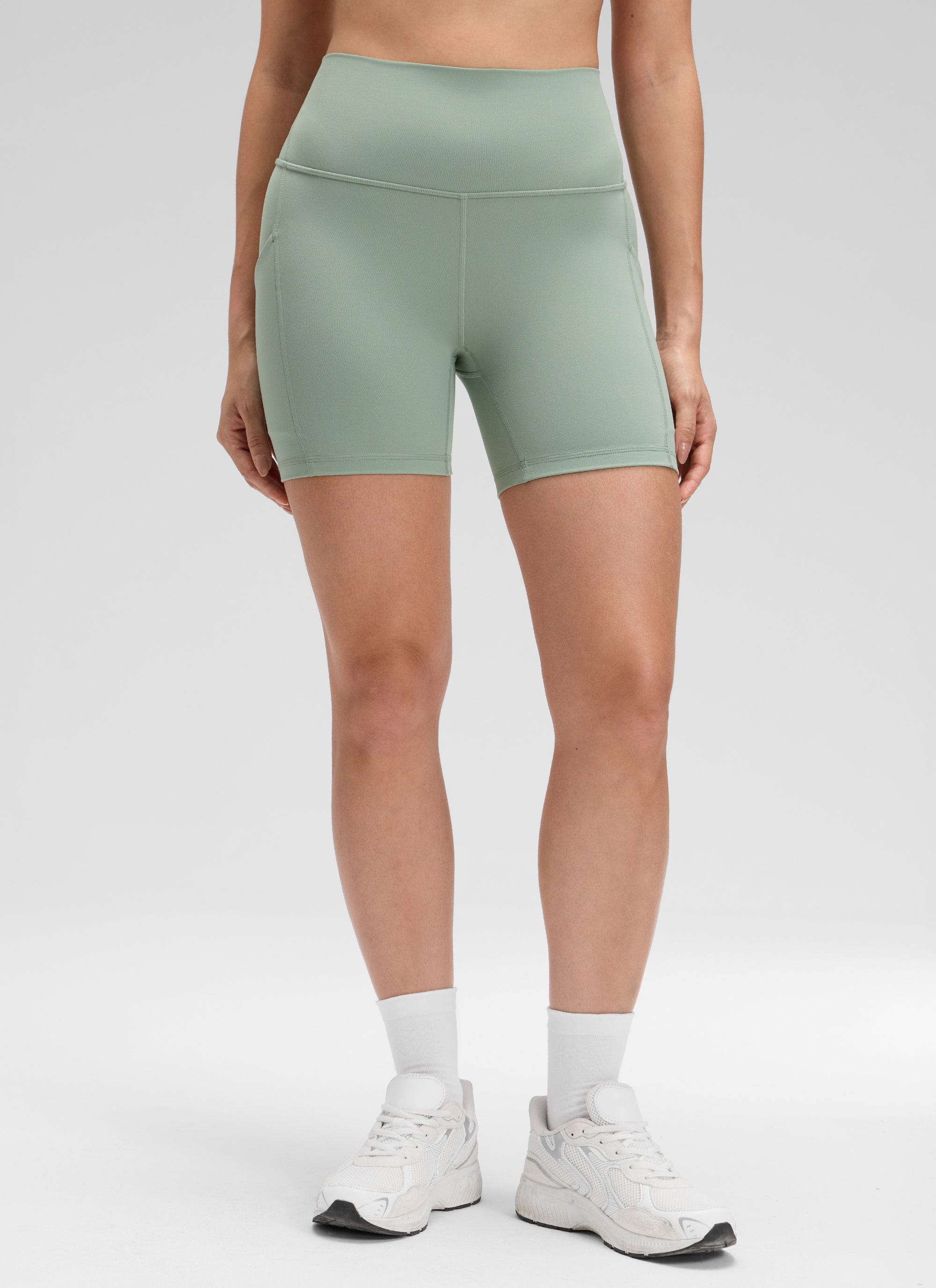 CRZ YOGA Pambabaeng Yoga High Rise Biker Butterluxe Shorts na may Bulsa 5'' Green Palm Court
