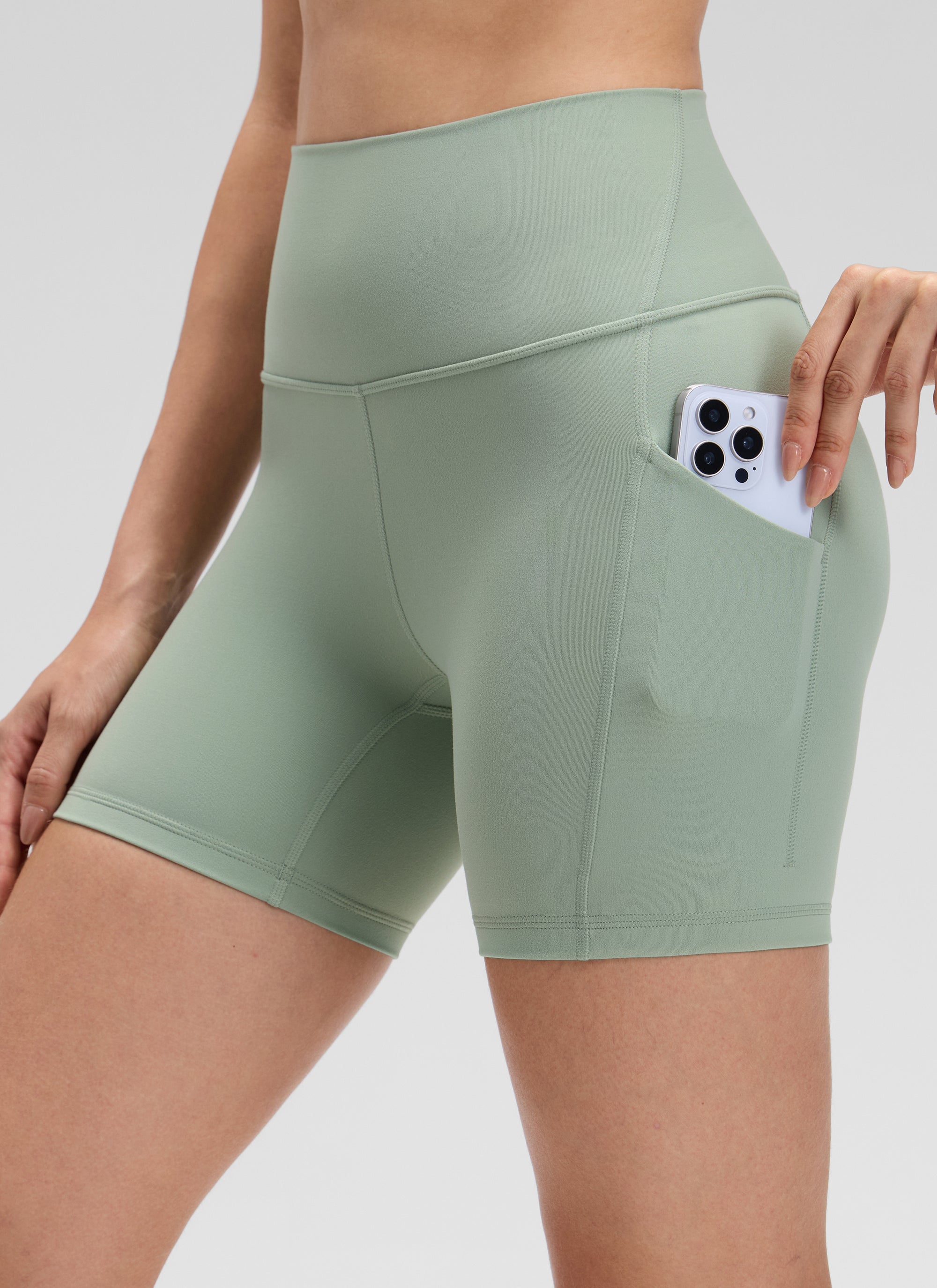 CRZ YOGA Pambabaeng Yoga High Rise Biker Butterluxe Shorts na may Bulsa 5'' Green Palm Court
