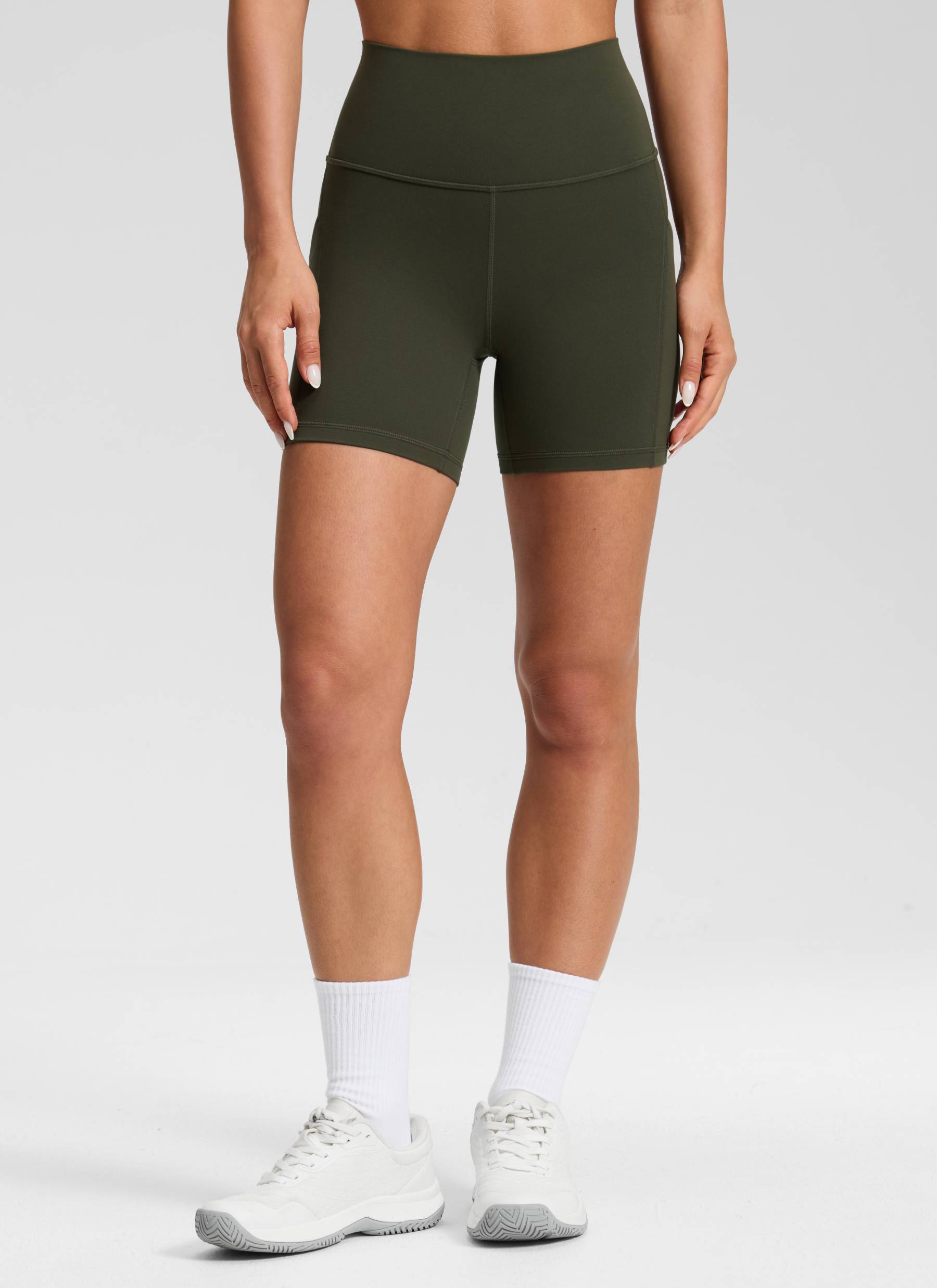 CRZ YOGA Pambabaeng Yoga High Rise Biker Butterluxe Pockets Shorts 13 cm Olive Green