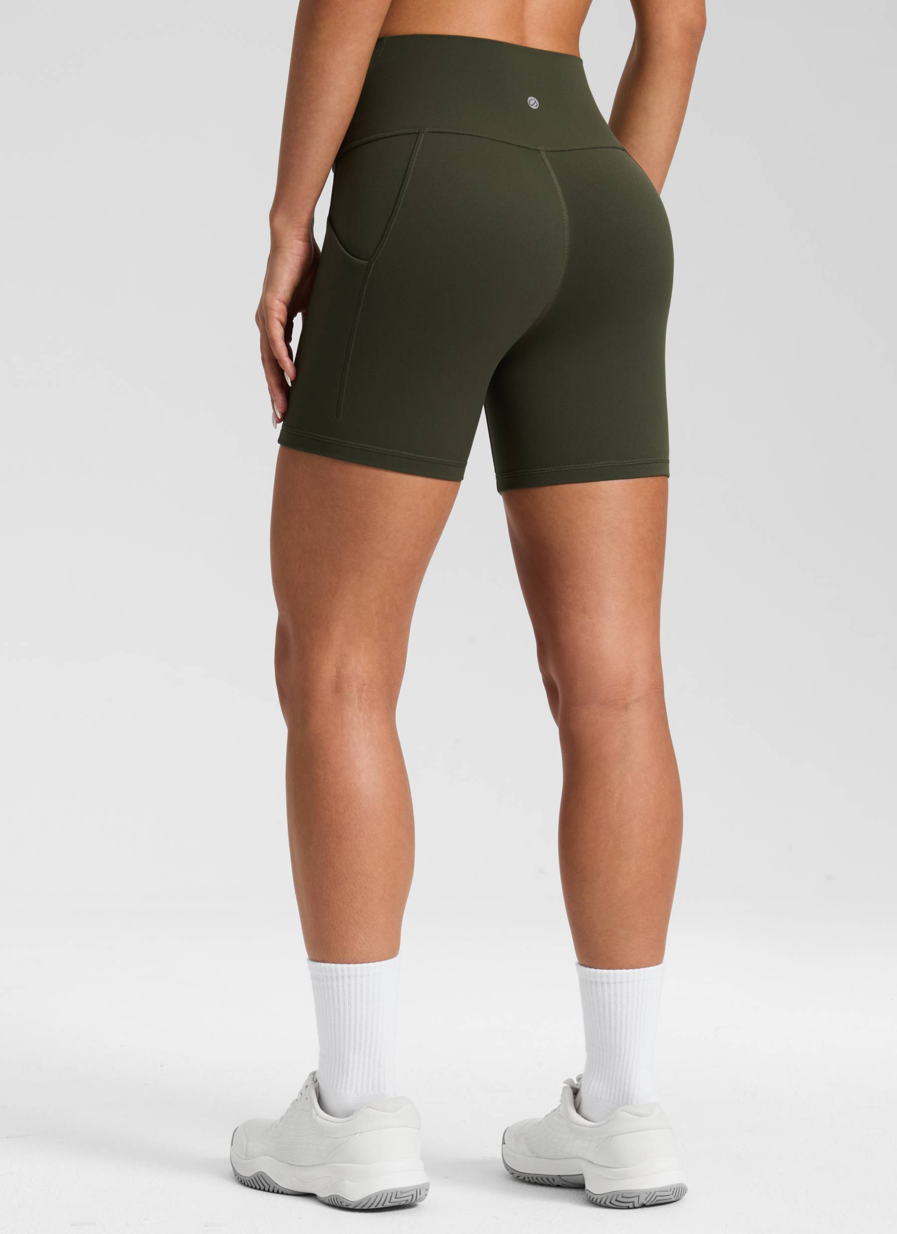 CRZ YOGA Pambabaeng Yoga High Rise Biker Butterluxe Pockets Shorts 13 cm Olive Green