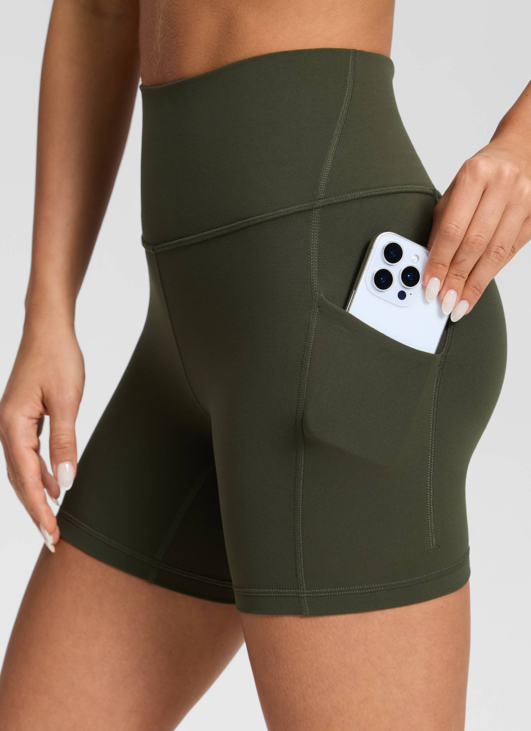 CRZ YOGA Pambabaeng Yoga High Rise Biker Butterluxe Pockets Shorts 13 cm Olive Green