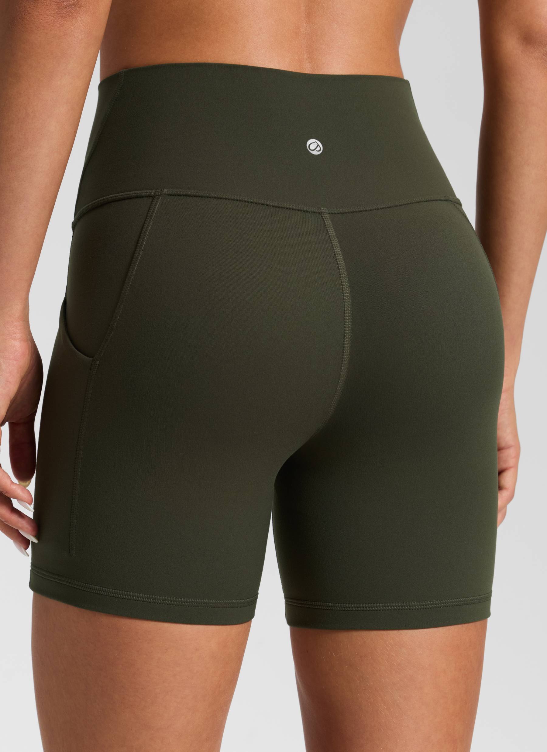 CRZ YOGA Pambabaeng Yoga High Rise Biker Butterluxe Pockets Shorts 13 cm Olive Green