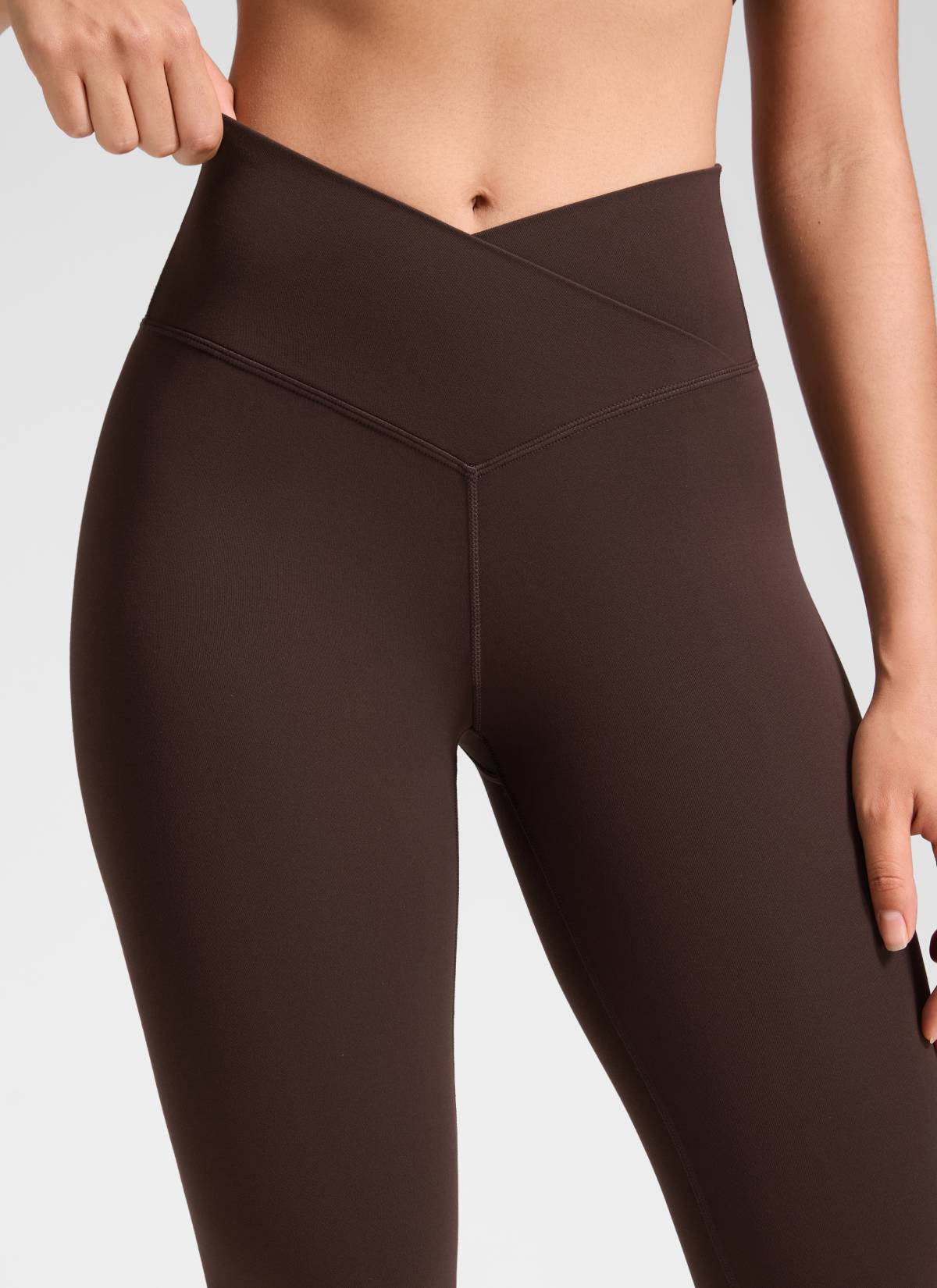 CRZ YOGA Mataas na Sapatos para sa Kababaihan Butterluxe Yoga Leggings 25'' V Cross Waist Hot Fudge Brown