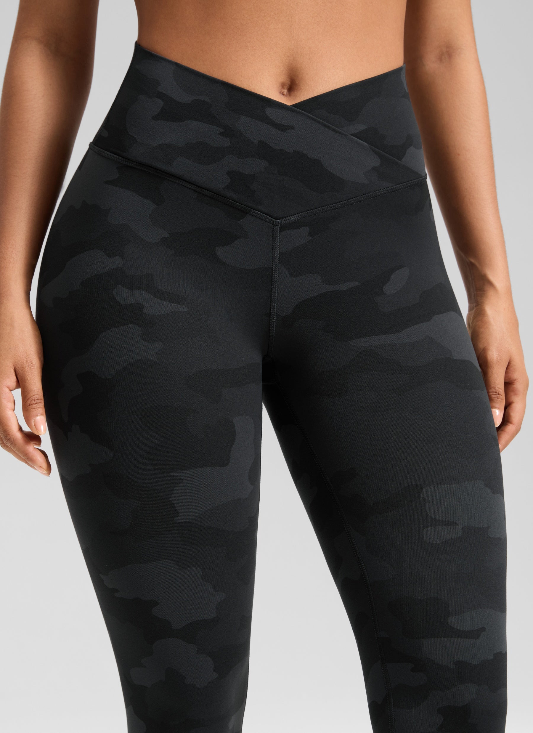 CRZ YOGA Mataas na Sapatos para sa Kababaihan Butterluxe Yoga Leggings 25'' V Cross Waist Dark Grey Camouflage 2
