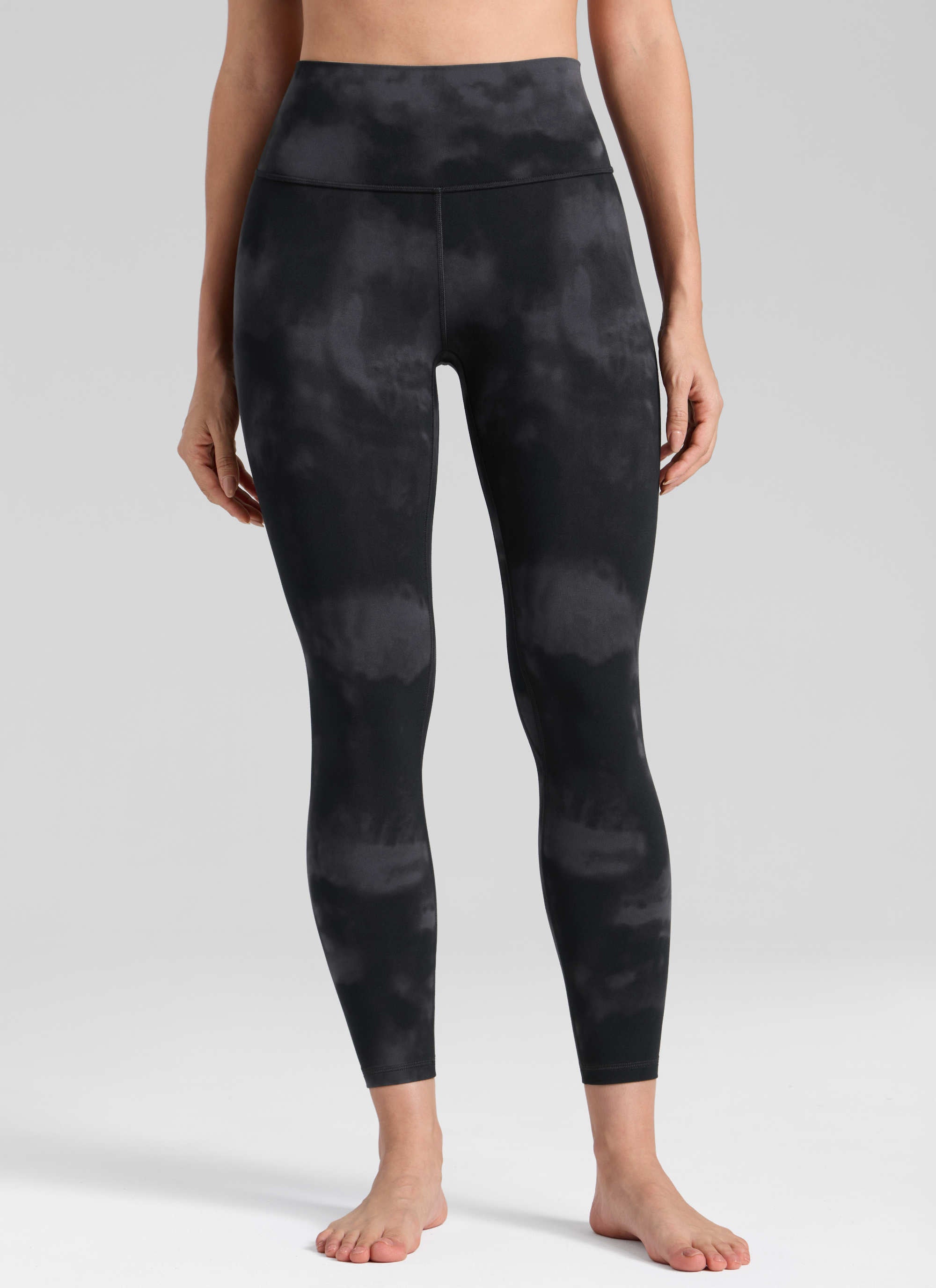 CRZ YOGA Pambabaeng Pag-eehersisyo Mataas na Pagtaas Butterlift Yoga Leggings na 25'' Itim na Tie Dye na Bulaklak