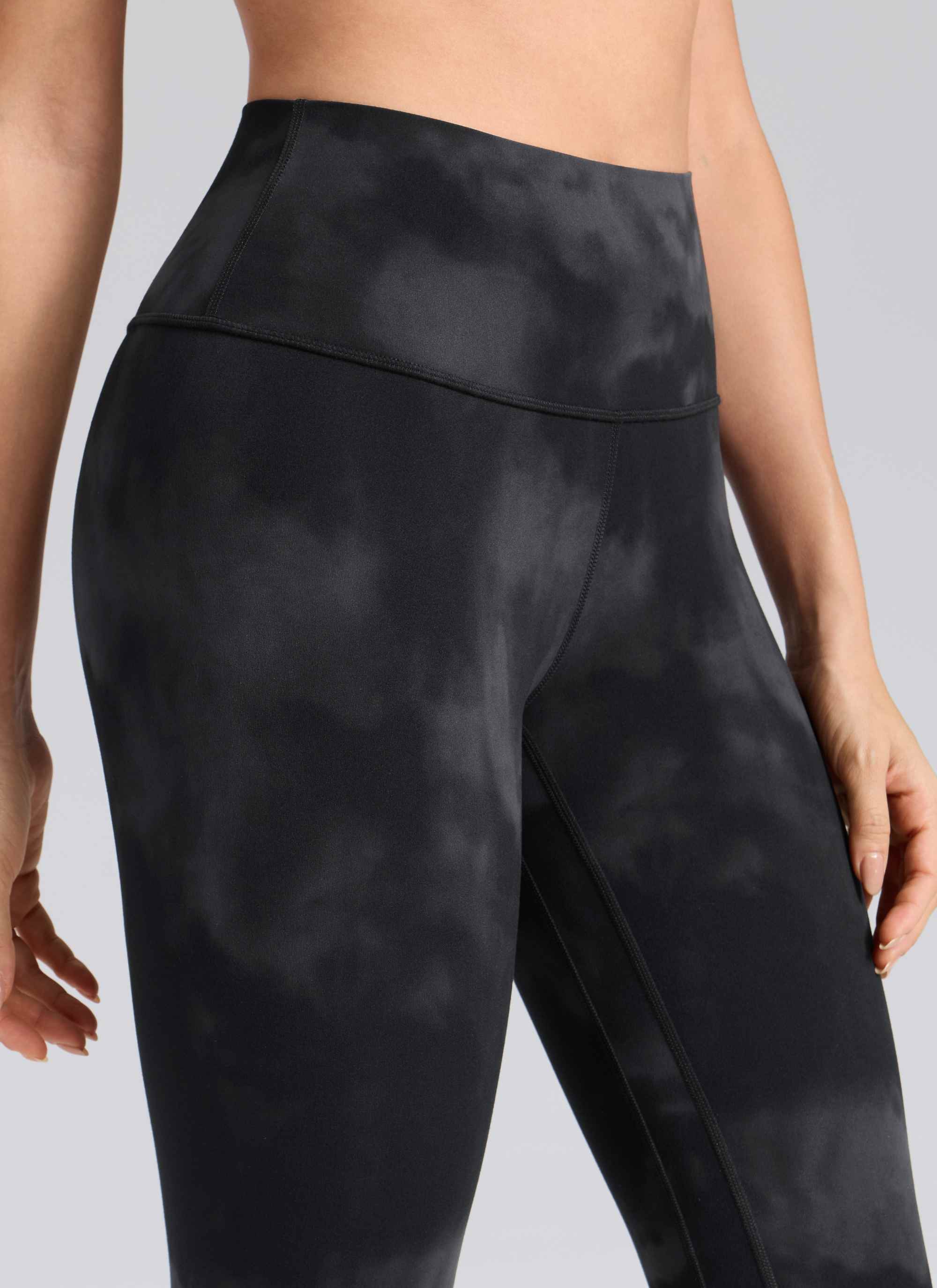 CRZ YOGA Pambabaeng Pag-eehersisyo Mataas na Pagtaas Butterlift Yoga Leggings na 25'' Itim na Tie Dye na Bulaklak