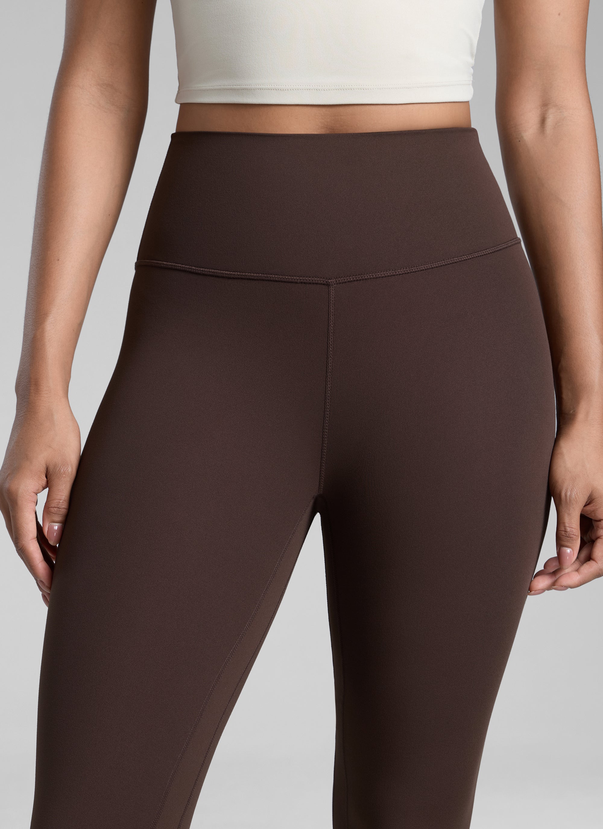 CRZ YOGA Pambabaeng Pag-eehersisyo Mataas na Pagtaas Butterlift Yoga Leggings 25'' Hot Fudge Brown