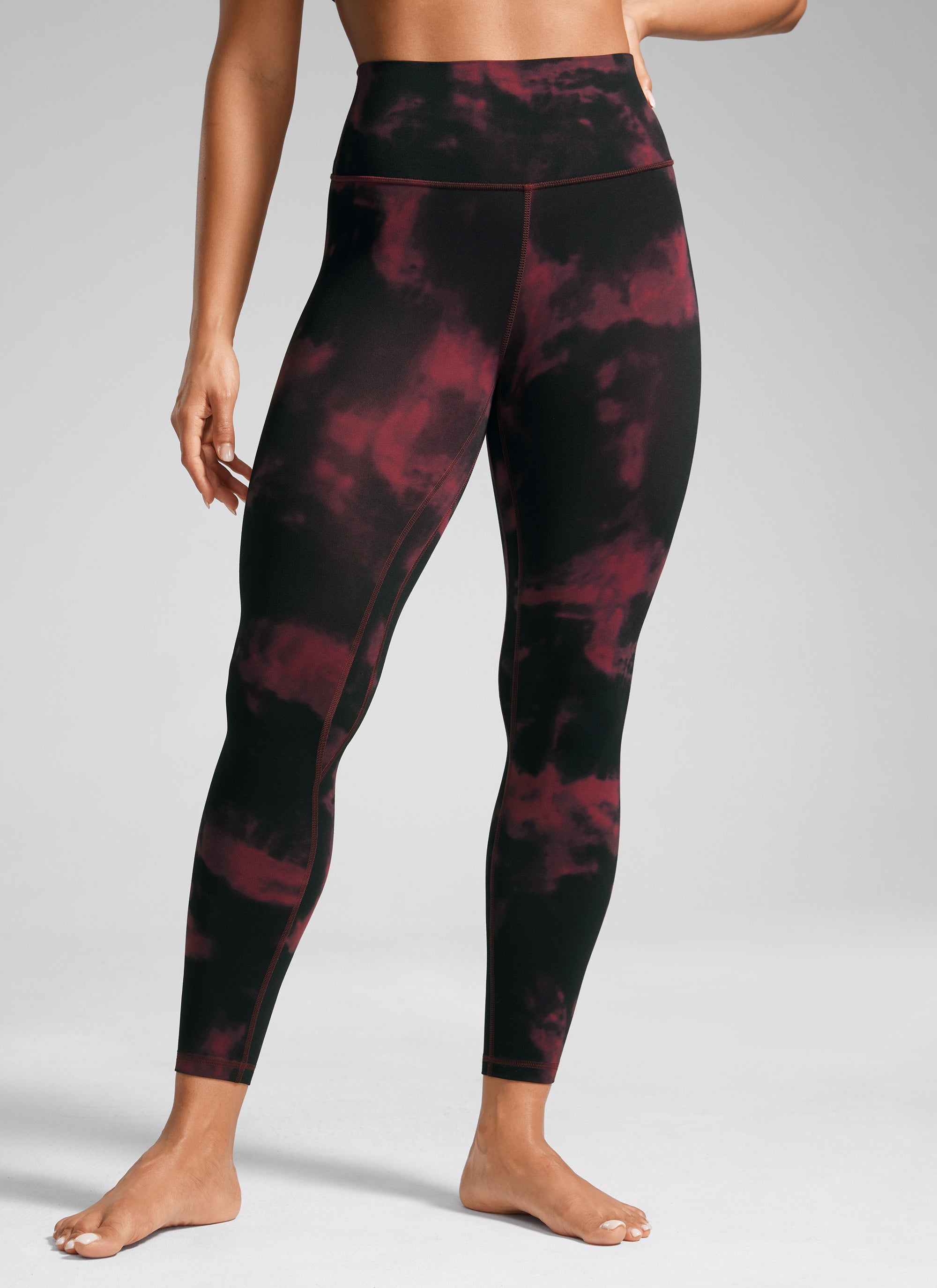 CRZ YOGA Pambabaeng Pag-eehersisyo Mataas na Pagtaas Butterlift Yoga Leggings na 25'' Burgundy Tie Dye na Bulaklak
