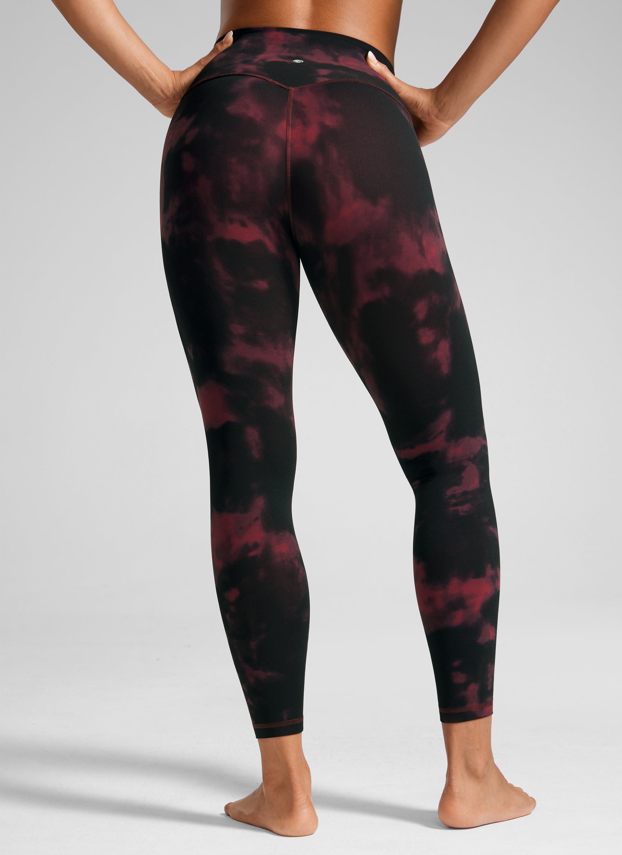 CRZ YOGA Pambabaeng Pag-eehersisyo Mataas na Pagtaas Butterlift Yoga Leggings na 25'' Burgundy Tie Dye na Bulaklak