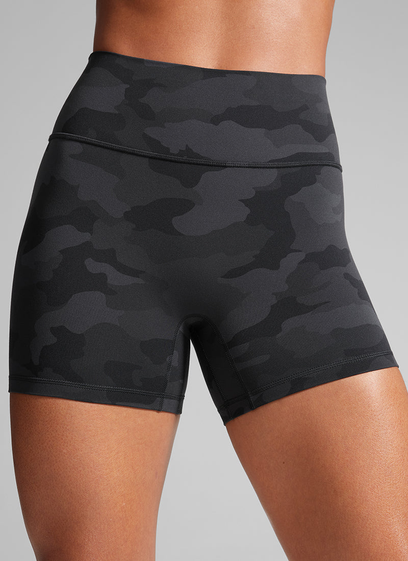 CRZ YOGA Pambabae Butterlift Scrunch Butt Atheletic Workout Biker Shorts Dark Grey Camouflage 2