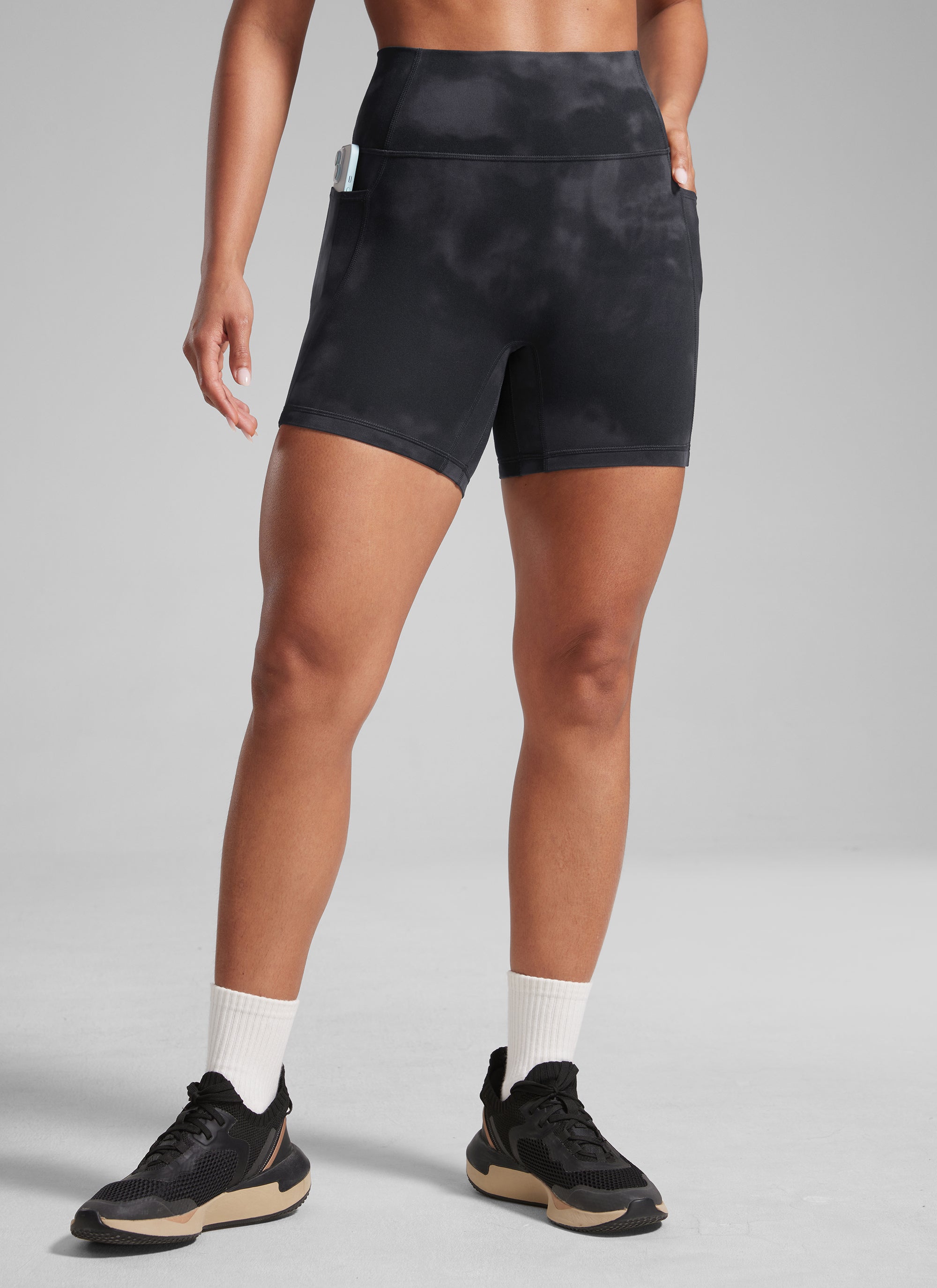 CRZ YOGA Butterlift Pambabaeng Slunch Butt No Front Seam Pocket Biker Shorts 5'' Black Tie Dye Flowers