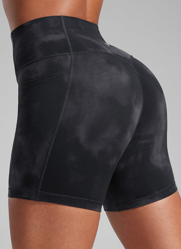 CRZ YOGA Butterlift Pambabaeng Slunch Butt No Front Seam Pocket Biker Shorts 5'' Black Tie Dye Flowers