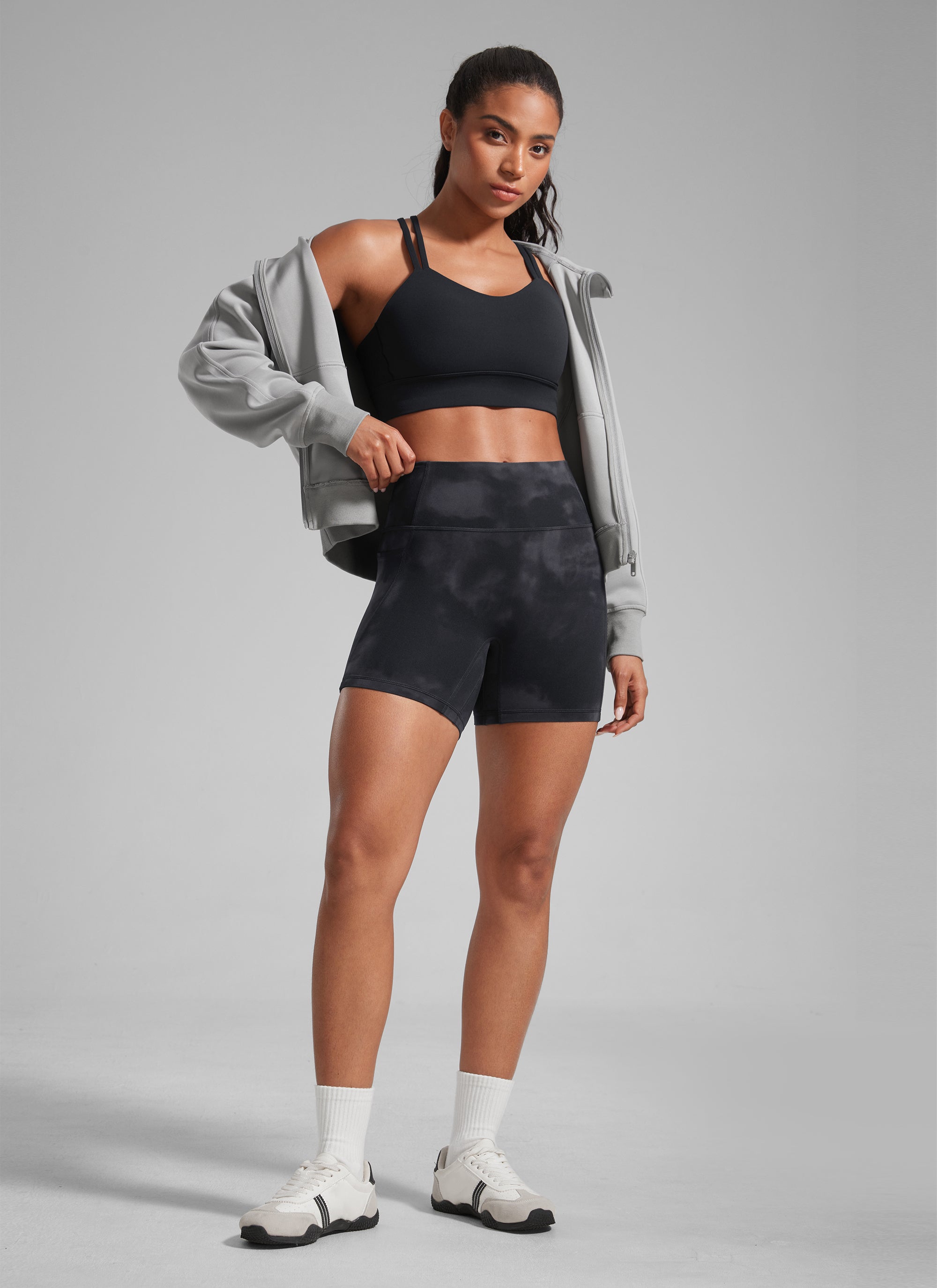 CRZ YOGA Butterlift Pambabaeng Slunch Butt No Front Seam Pocket Biker Shorts 5'' Black Tie Dye Flowers