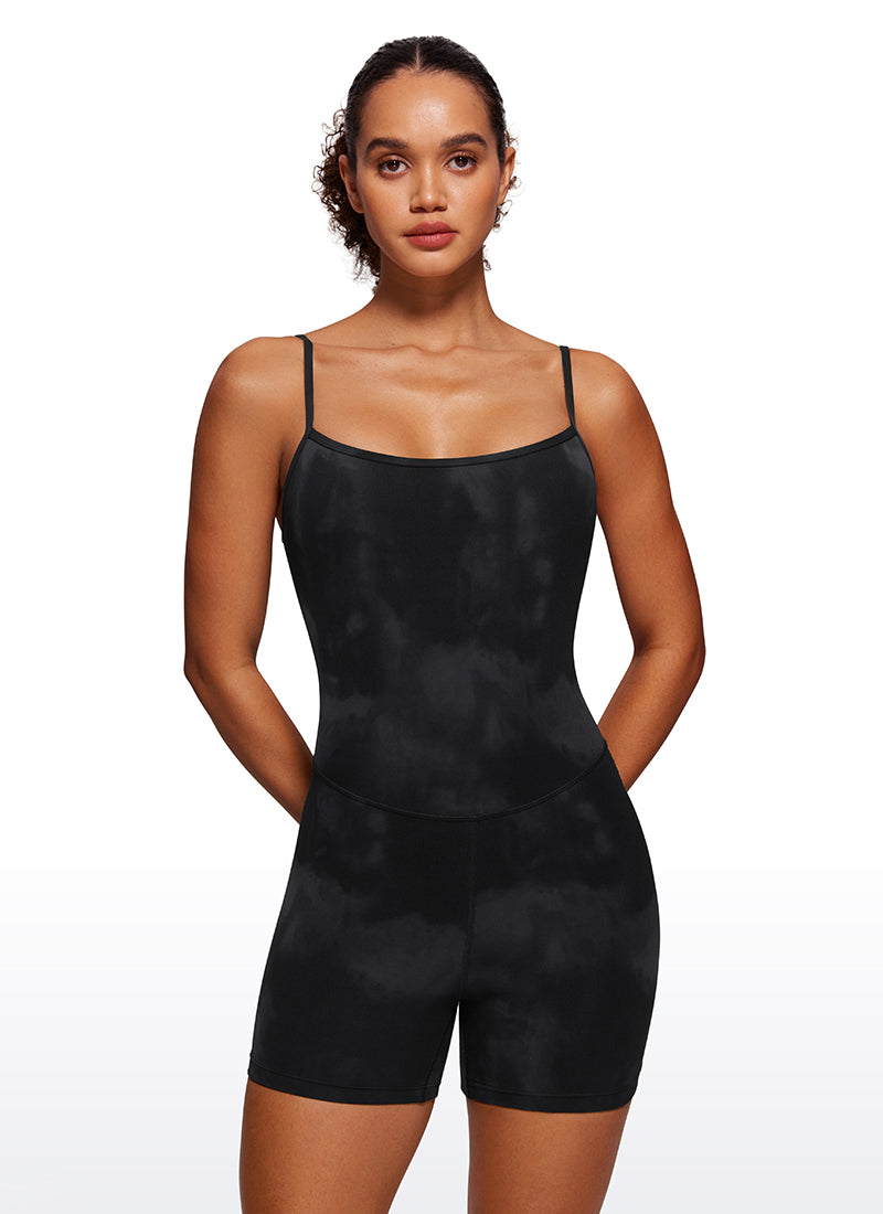 CRZ YOGA Pambabaeng Yoga Tight Fit Romper Shorts Bodysuit Jumpsuits na may Itim na Tie Dye na Bulaklak