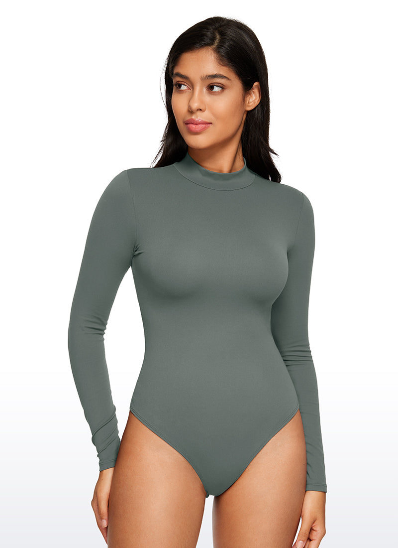 CRZ YOGA Pambabaeng Yoga Tight Fit Mock Turtleneck Long Sleeves Bodysuits na Kulay Abo Sage