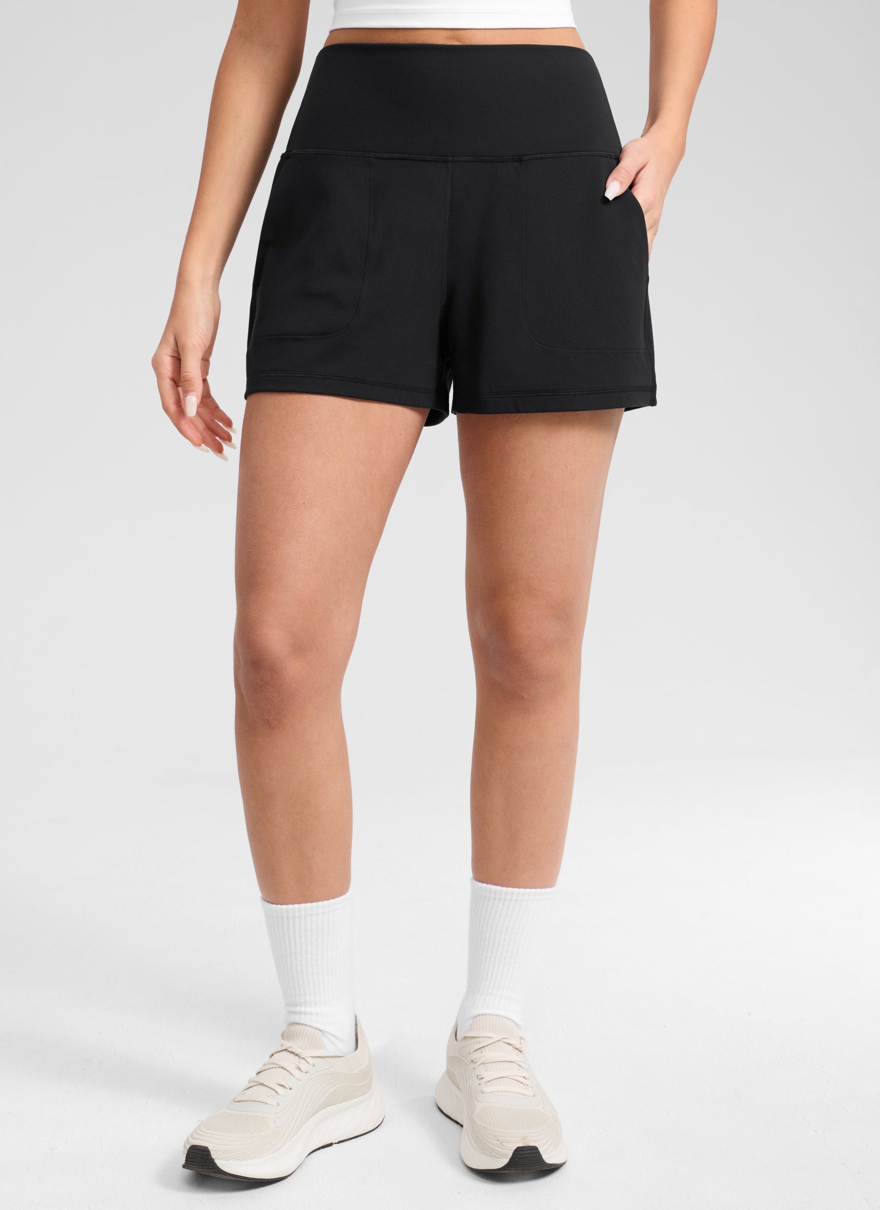 CRZ YOGA Babae Butterlift High Waisted Shorts na may Bulsa, Linerless, Itim