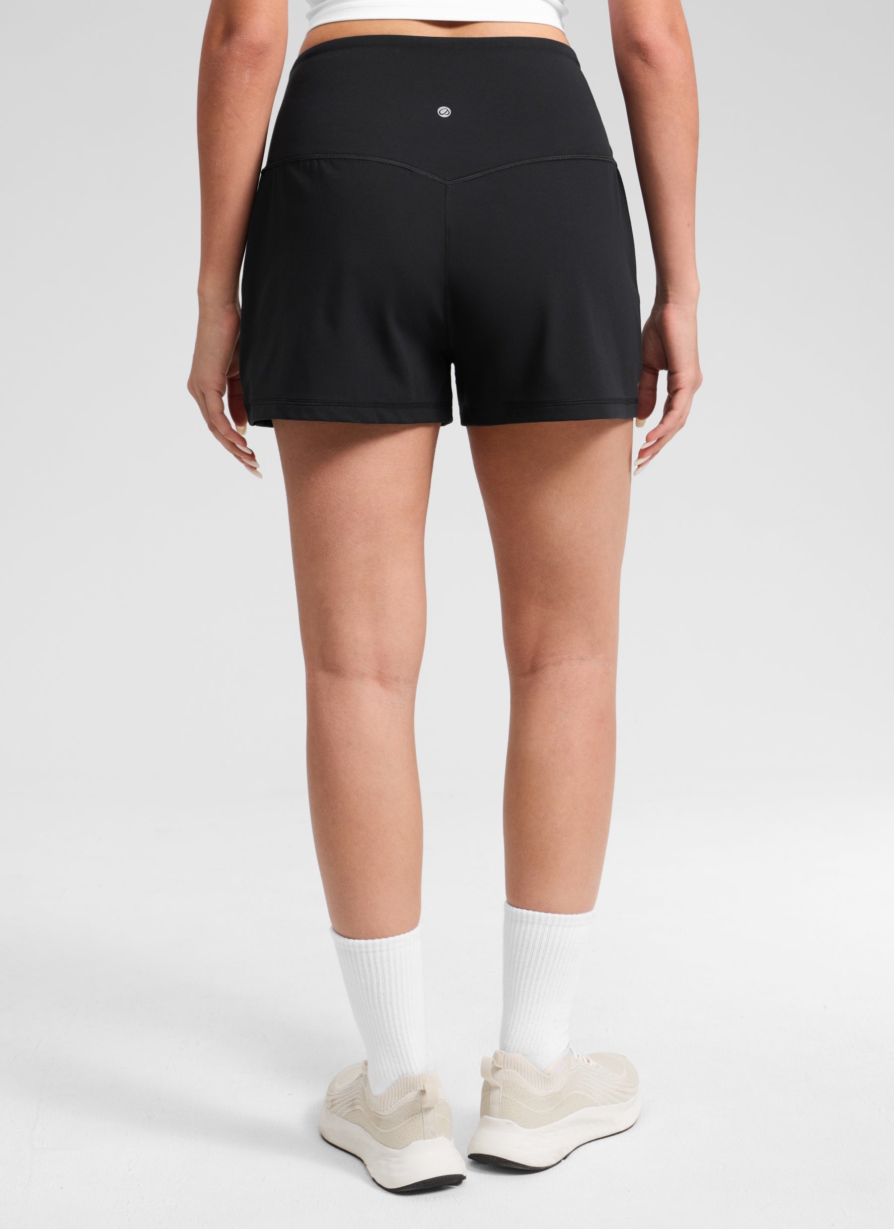 CRZ YOGA Babae Butterlift High Waisted Shorts na may Bulsa, Linerless, Itim