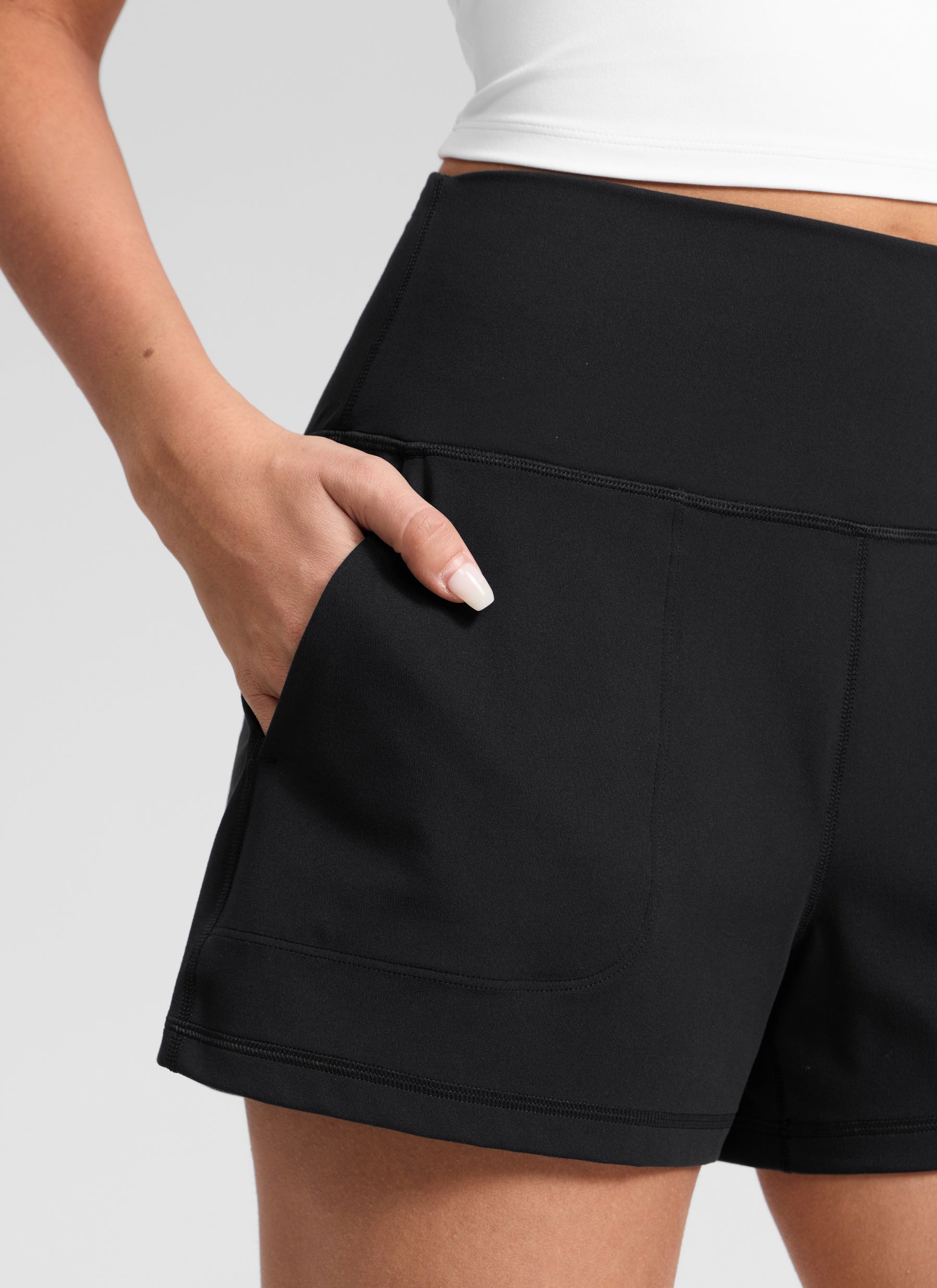 CRZ YOGA Babae Butterlift High Waisted Shorts na may Bulsa, Linerless, Itim