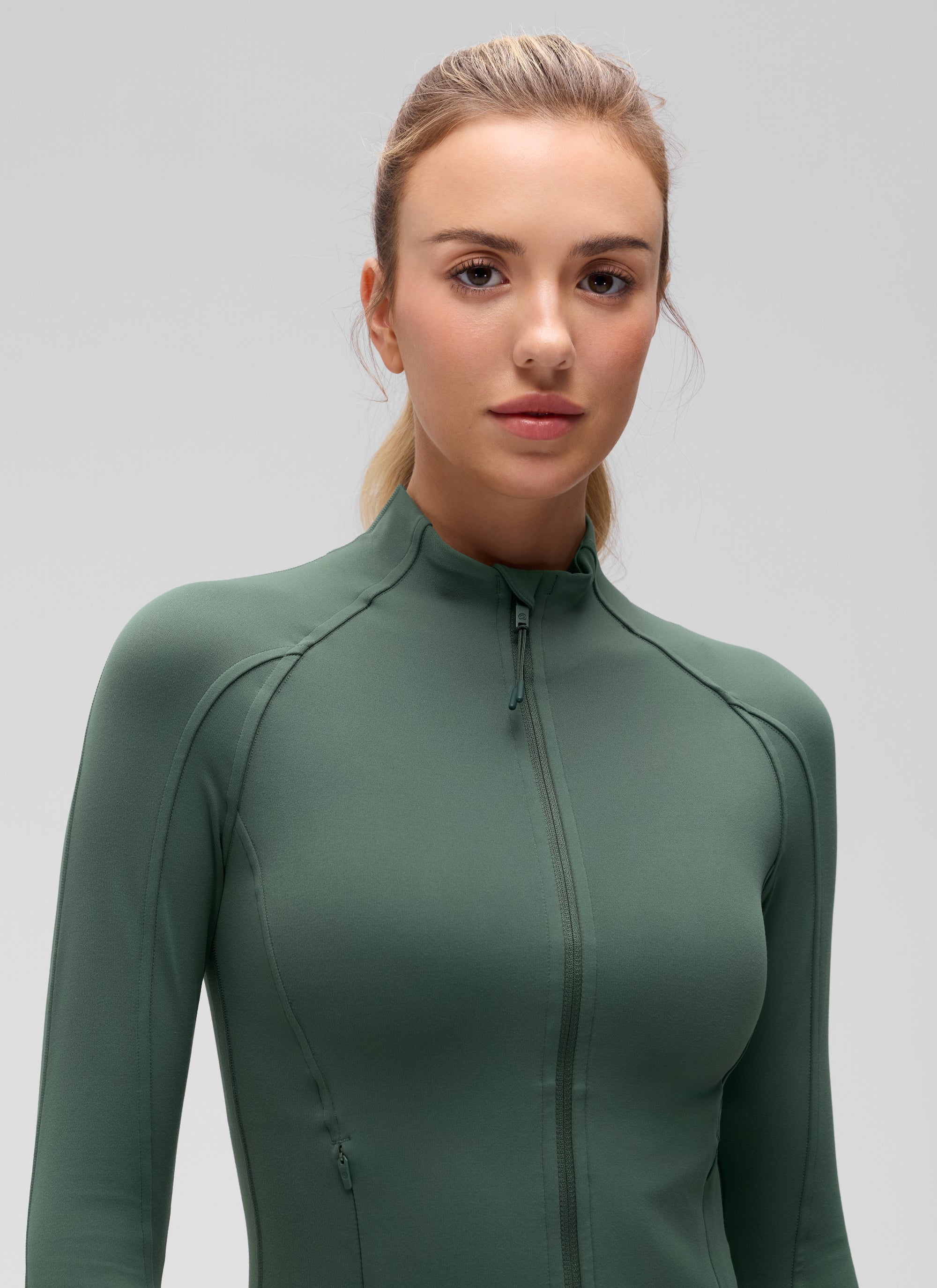 CRZ YOGA Pambabae Butterluxe Mga Panlabas na Damit na May Buong Zip na May Crop Pocket at Madilim na Forest Green